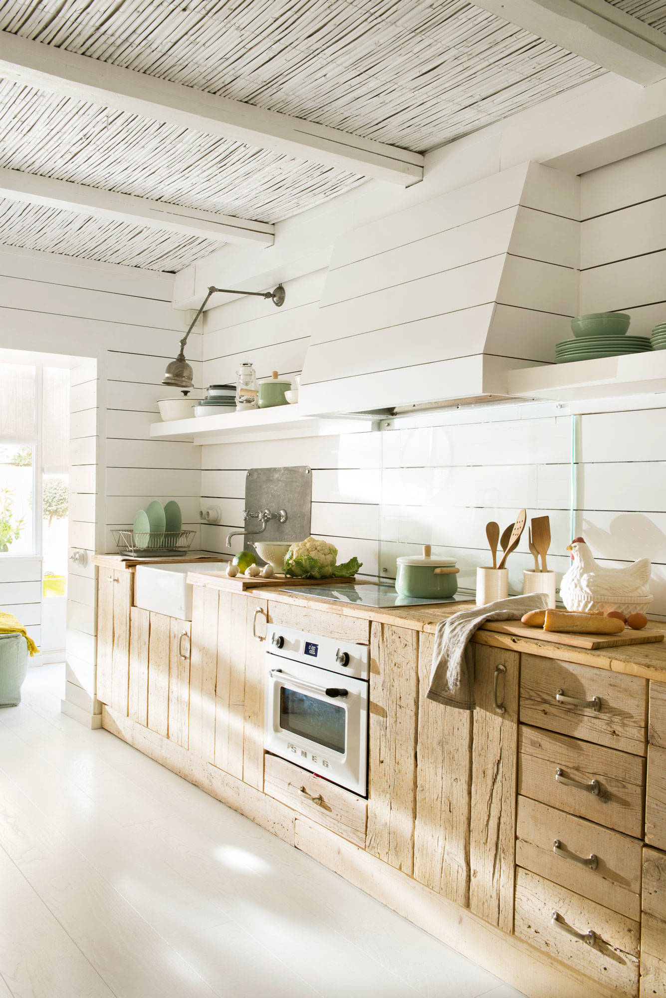 Una cocina de madera con look Hamptons