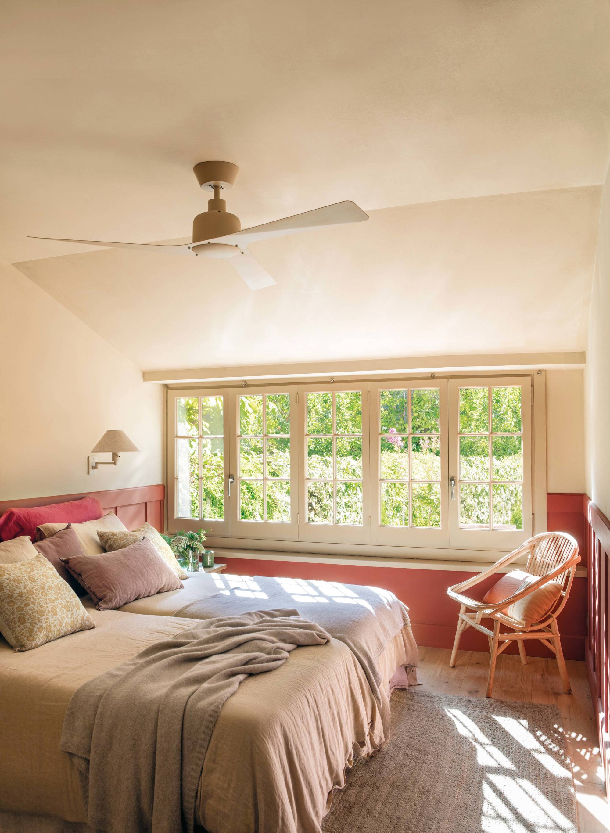 Dormitorio con cabecero y arrimadero pintado en color teja