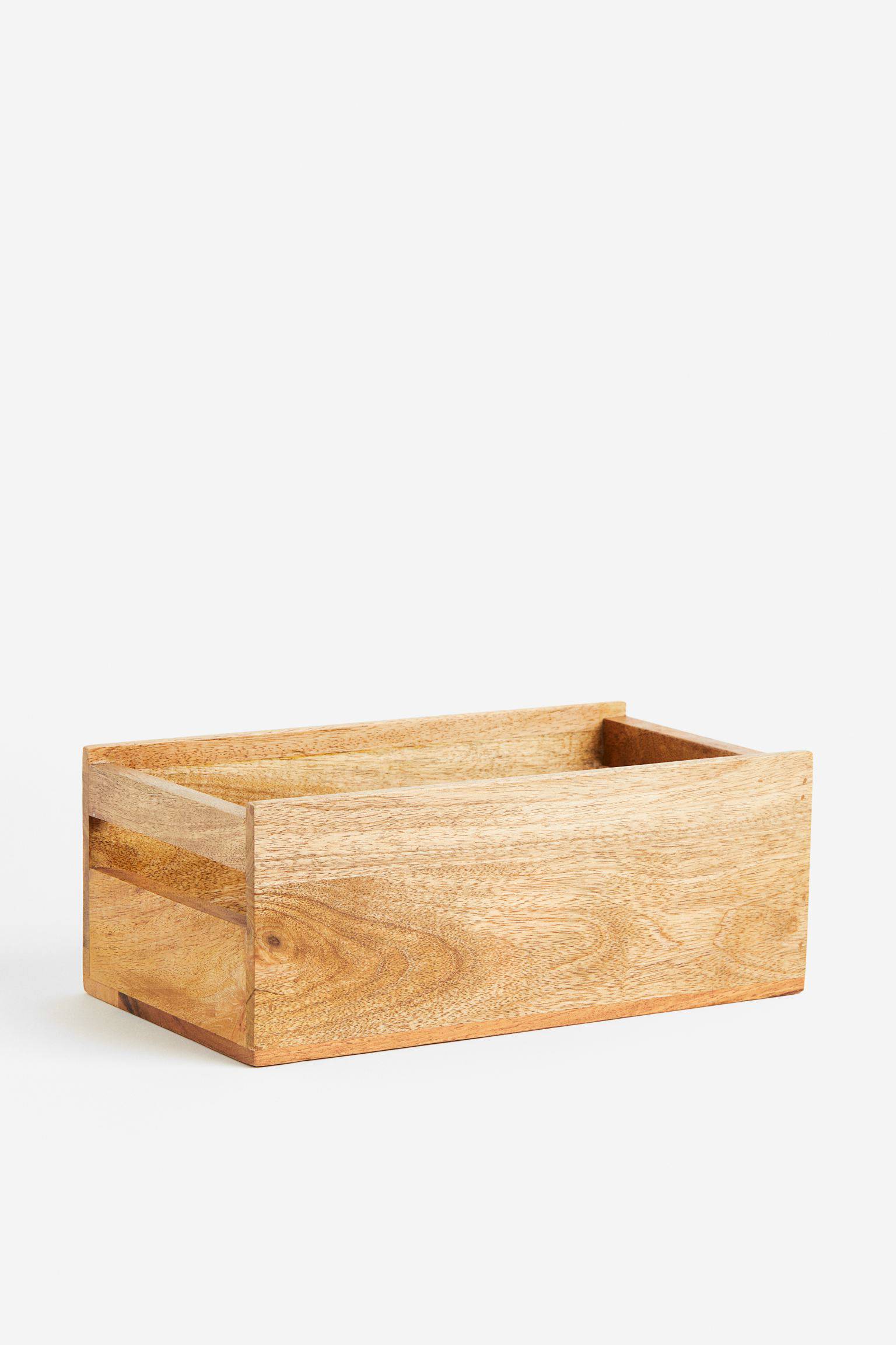 Caja de madera con asas en los laterales.