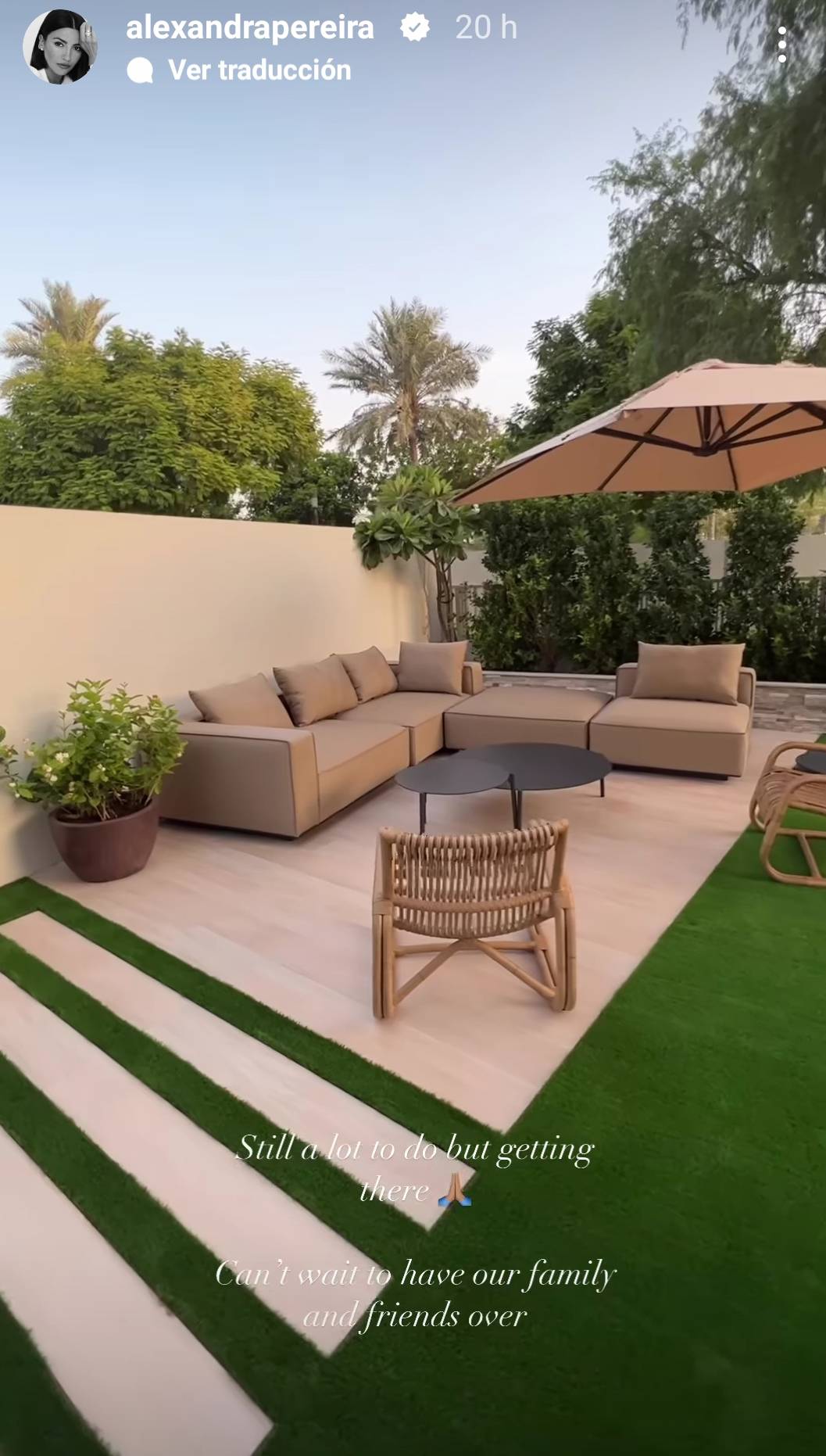 Zona de sofás del jardín de la casa de Alexandra Pereira en Dubái.