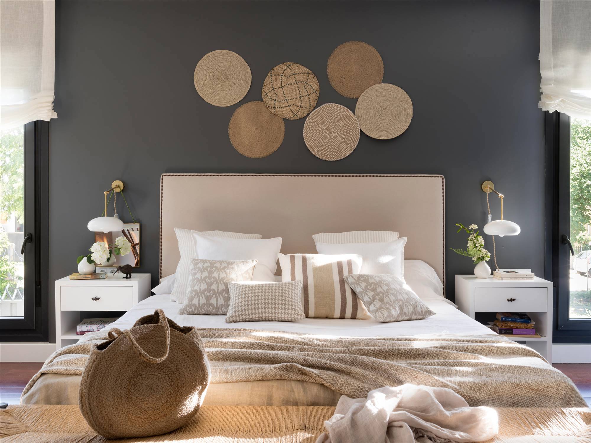 Dormitorio con la pared decorada con piezas de fibras naturales. 