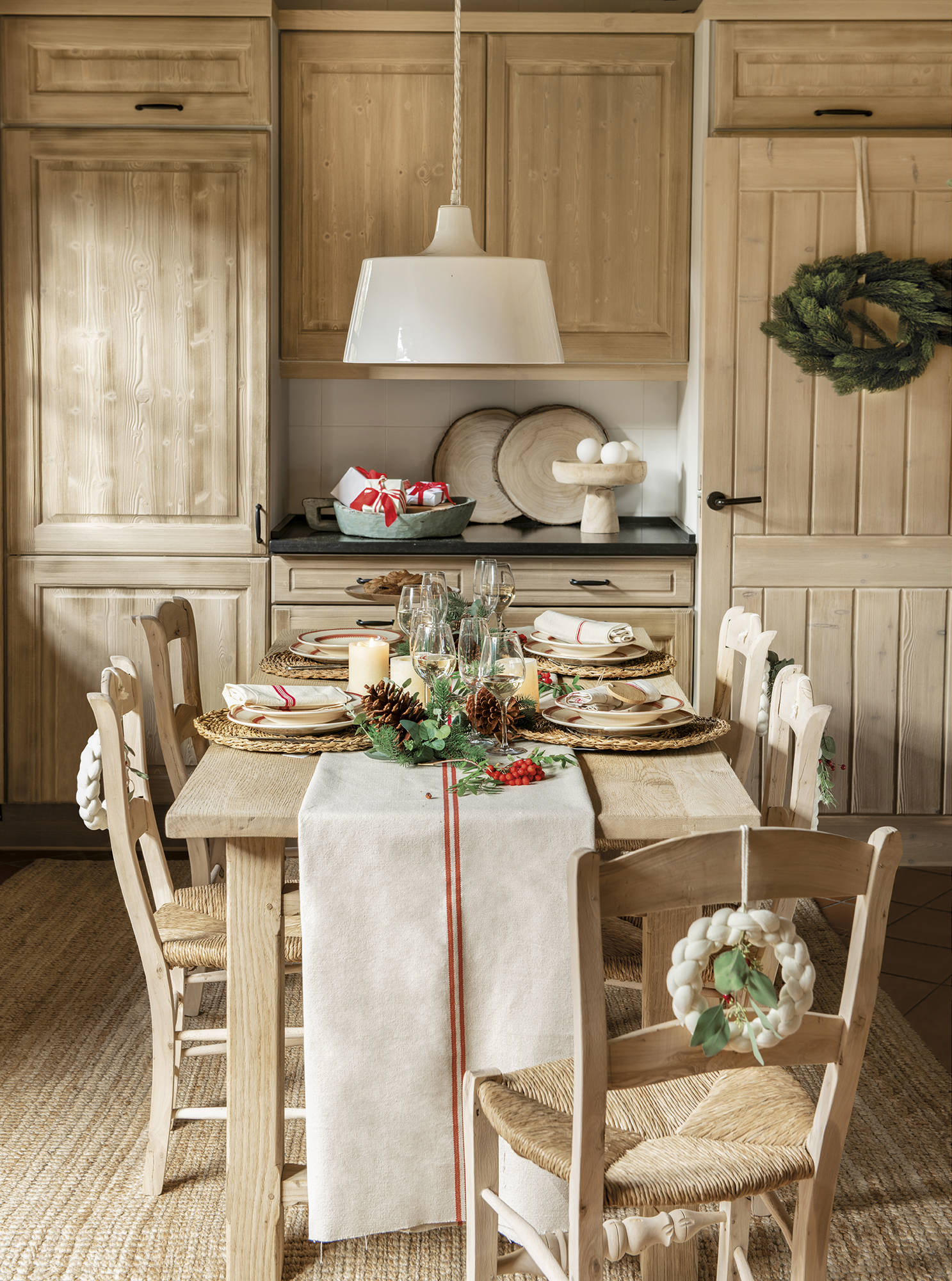 Comedor rústico con muebles de madera y decoración de Navidad.