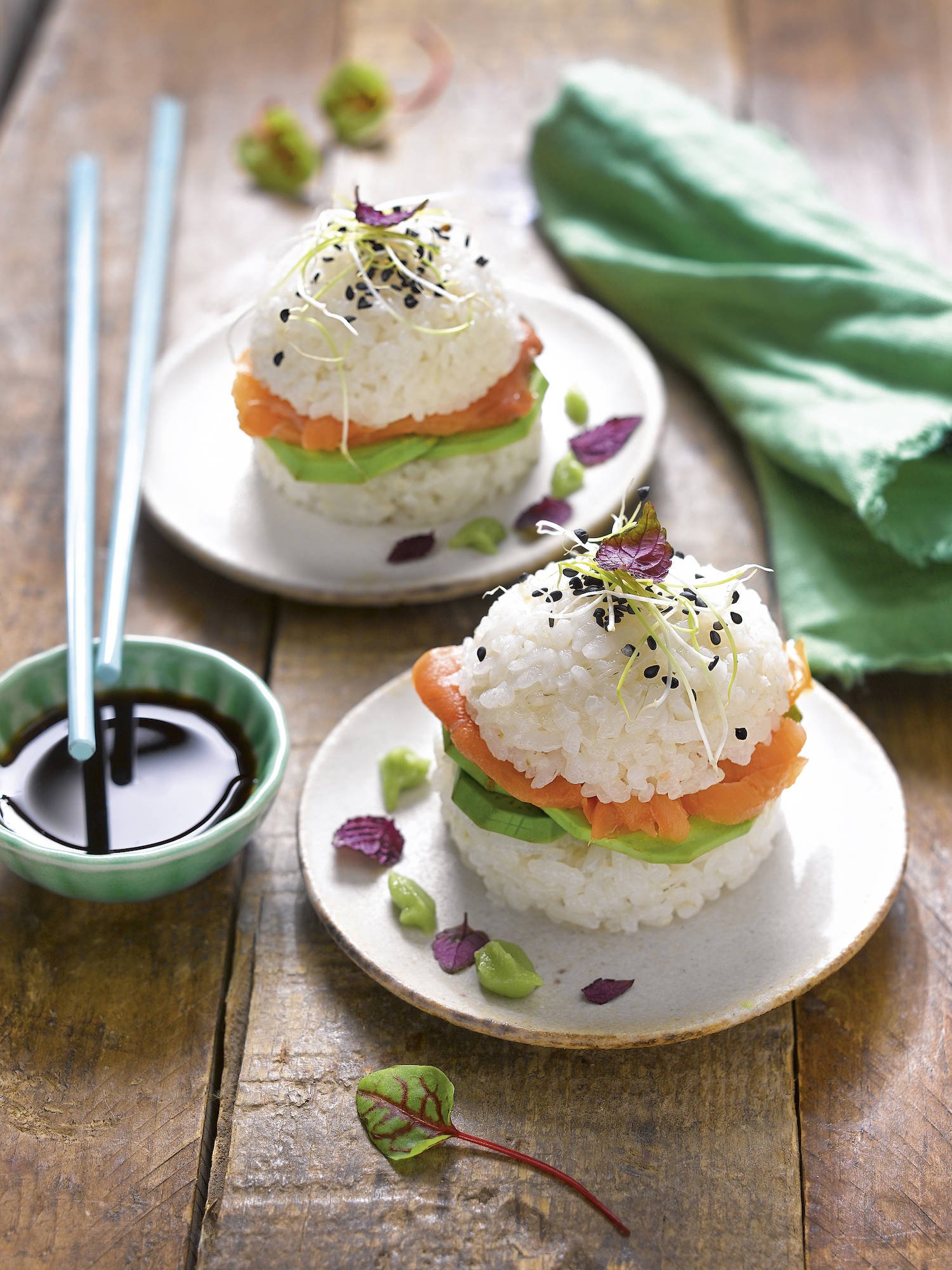 Sushi burguer de salmón.