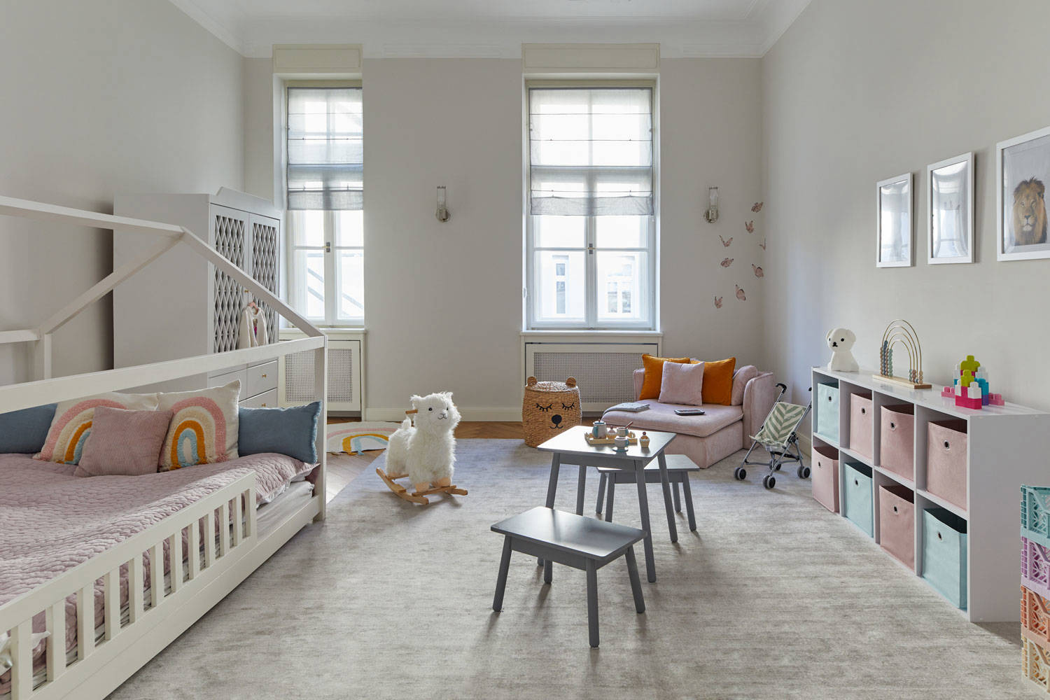 Habitación infantil con una gran alfombra.