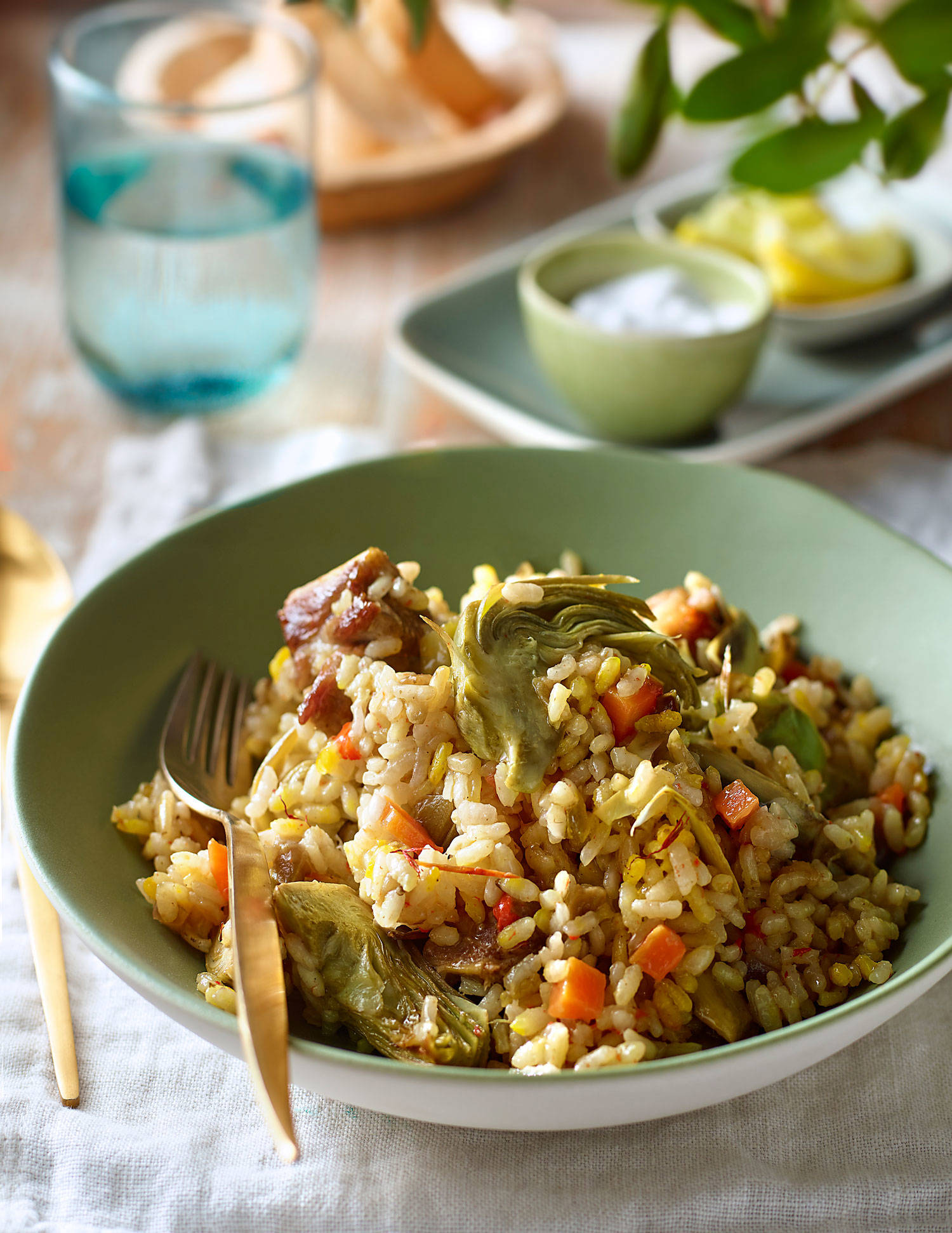 Una receta de arroz con alcachofas y carne.