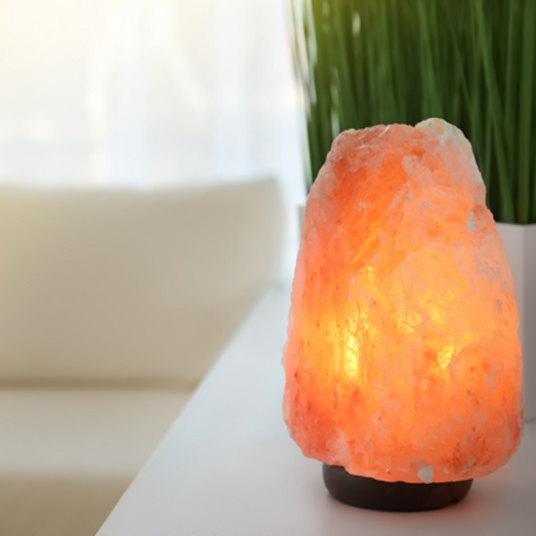 Pon una lámpara de sal del Himalaya y mejora el aire y el ambiente de tu casa