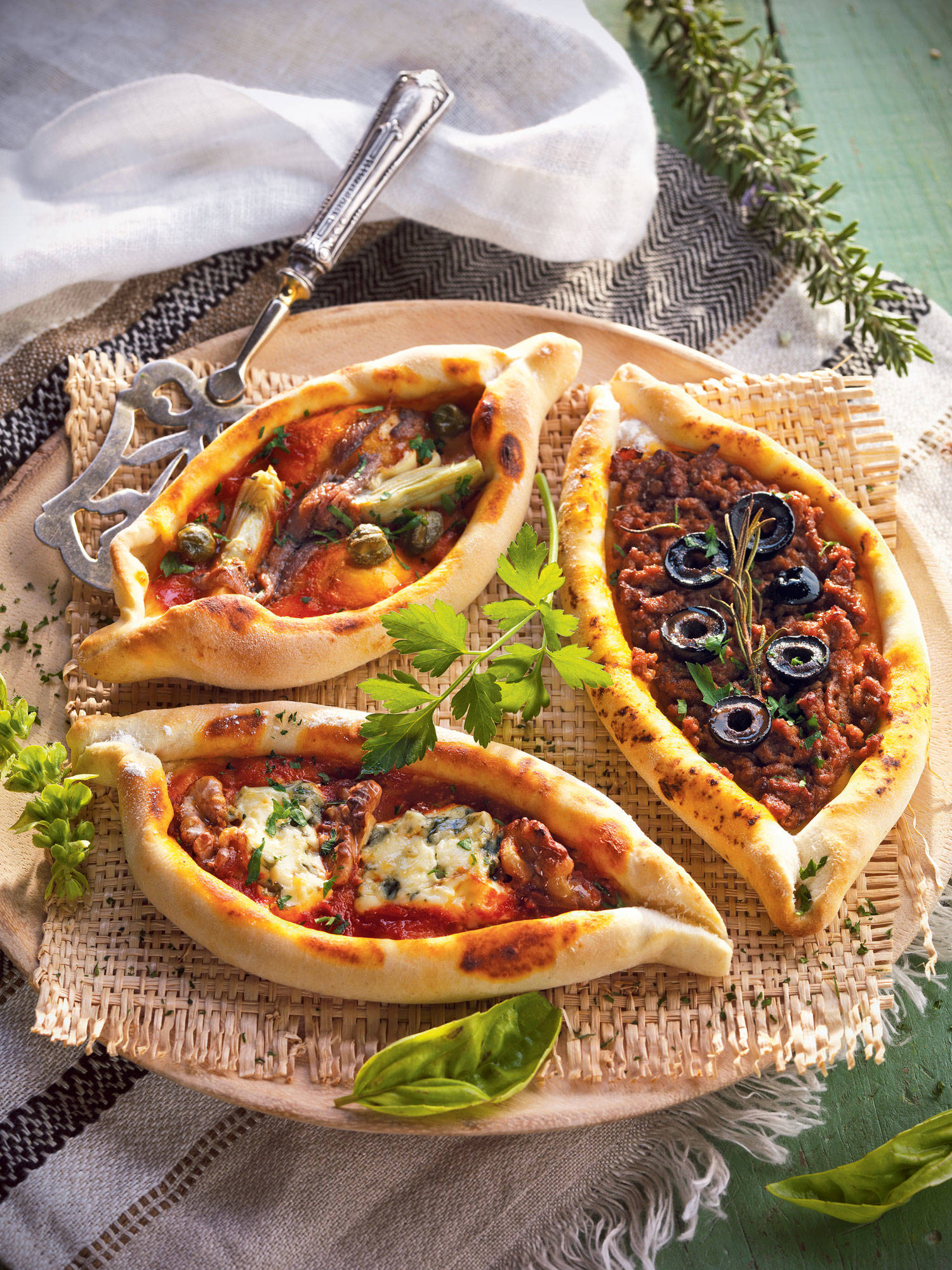 Una pizza con queso y alcachofas.