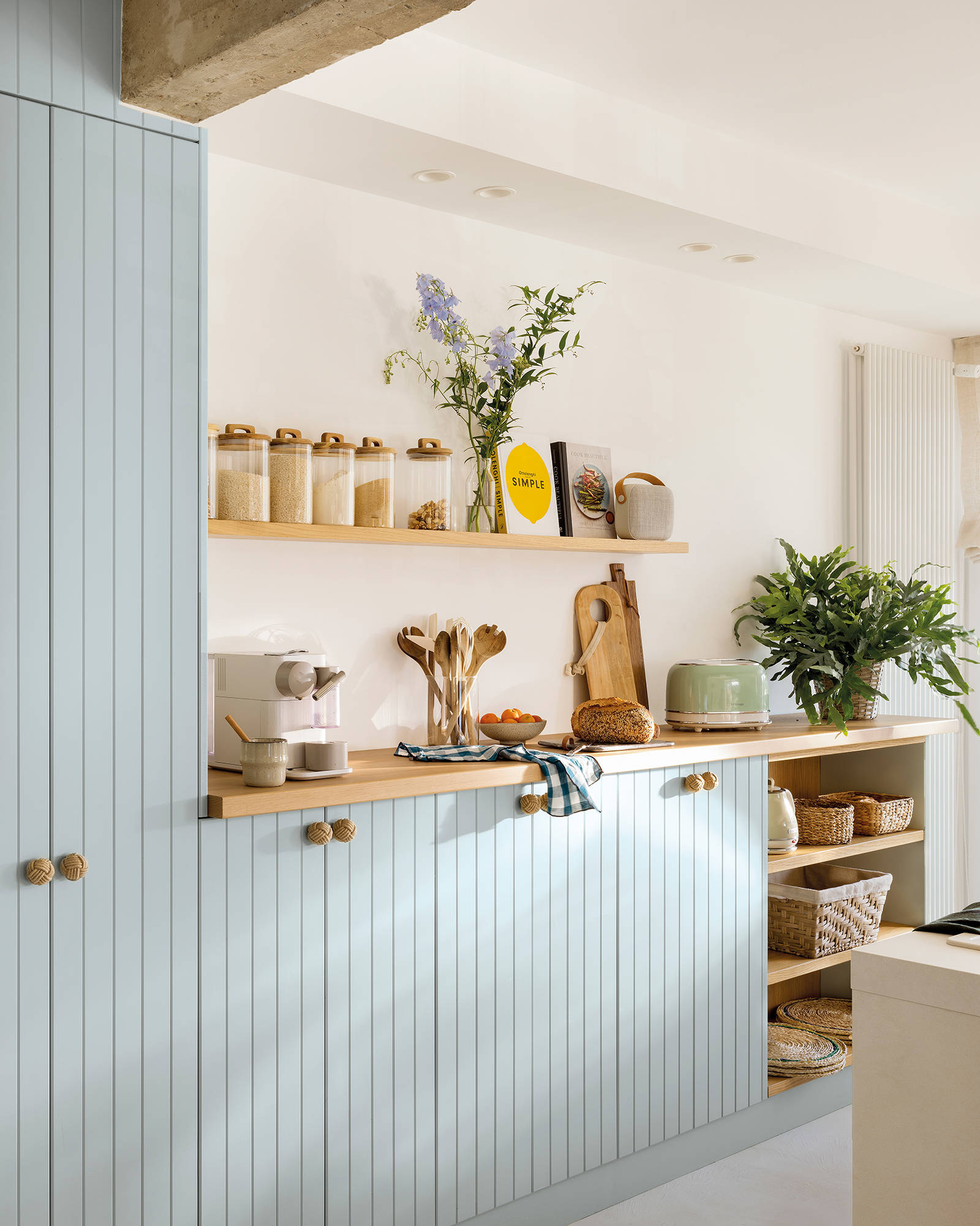 Cocina con muebles diseñados a medida en color azul y encimera en madera