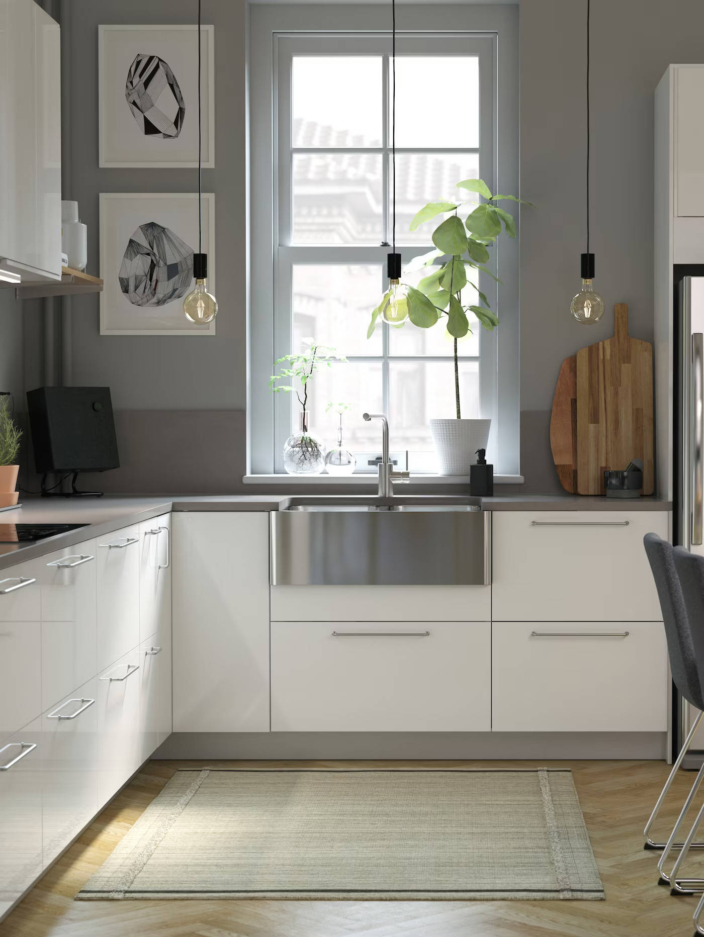 Cocina con frentes blancos con acabado lacado de IKEA 2023.
