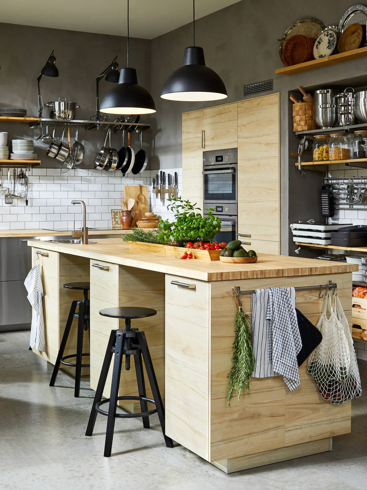 Cocina con isla de madera de IKEA 2023.