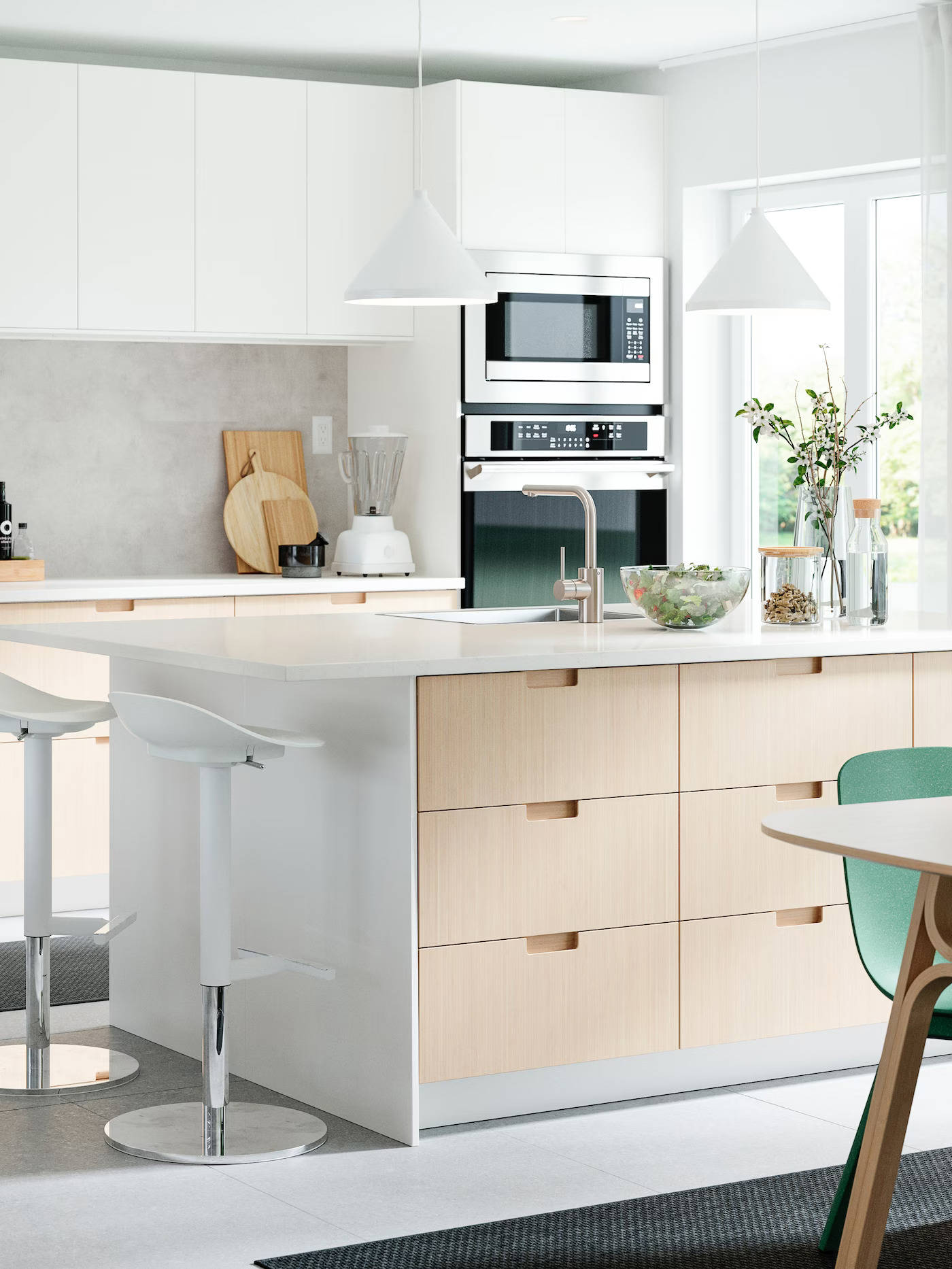 Cocina con isla y taburetes de IKEA 2023.