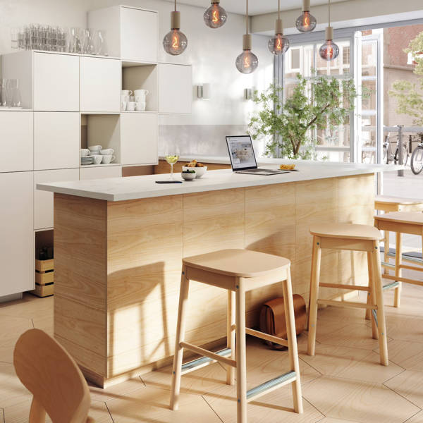Cocina moderna en blanco y madera de IKEA 2023.