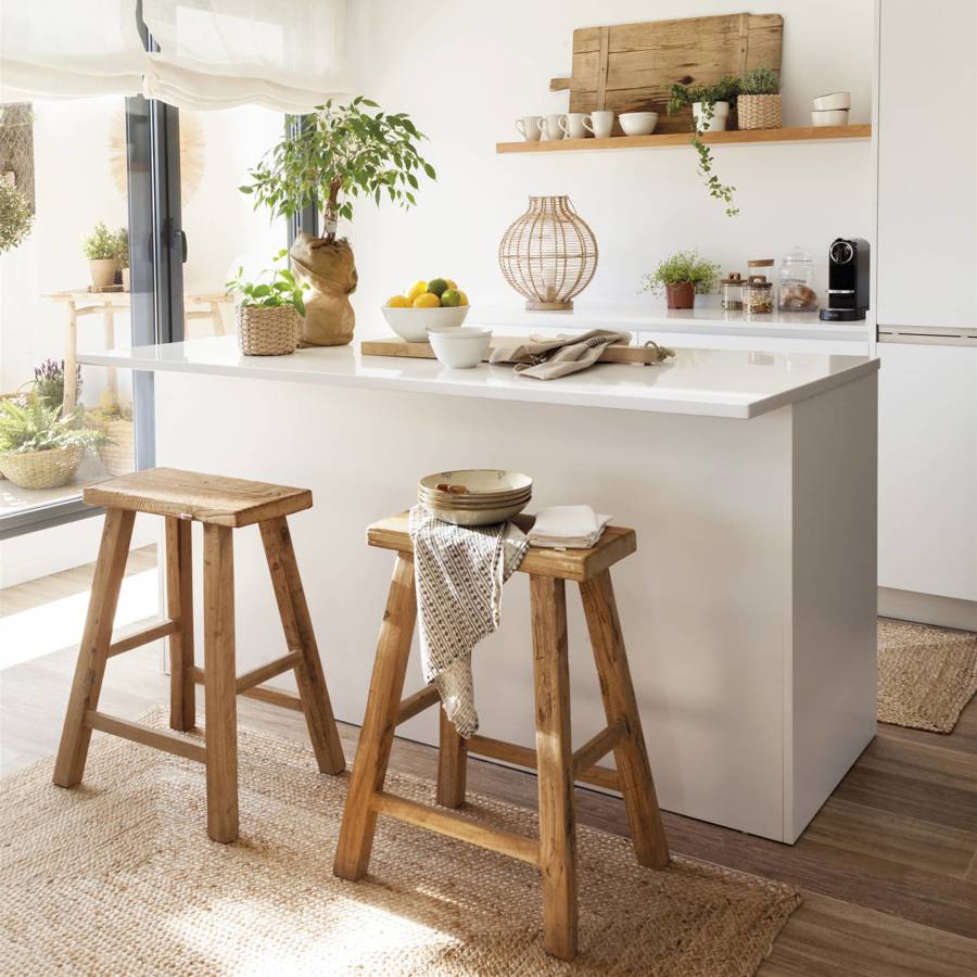 cocina blanca moderna con taburetes de madera 00538439