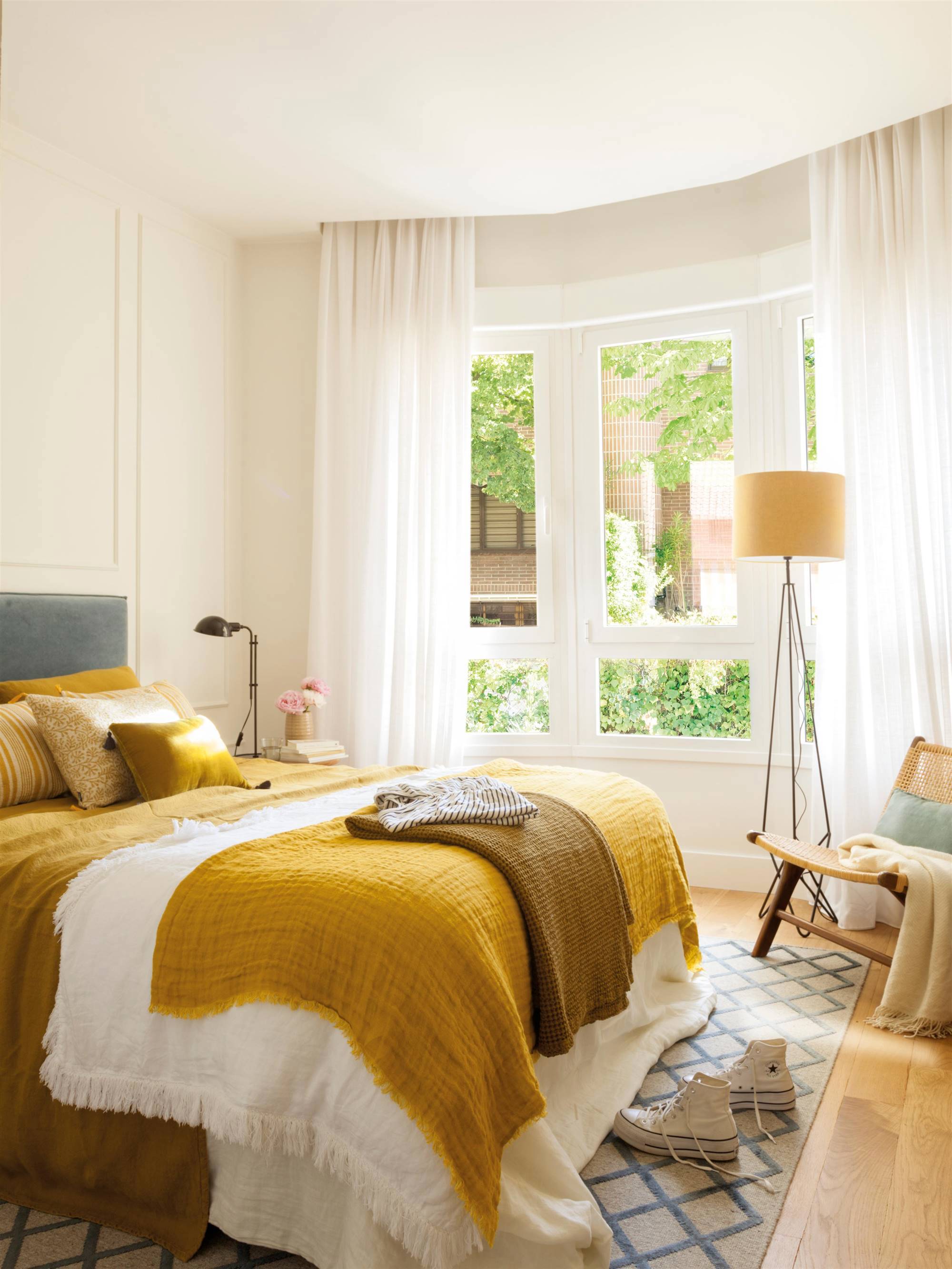 Dormitorio con ropa de cama en color mostaza