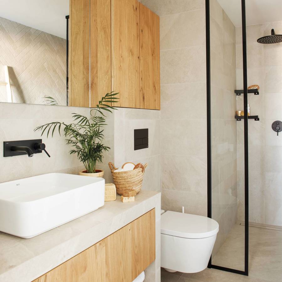 Baño con armario de madera sobre el inodoro.