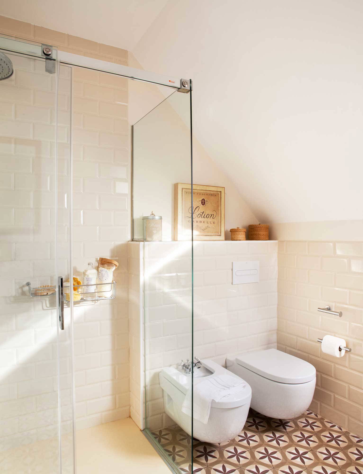Baño con ducha y estantería de obra revestida de azulejos.