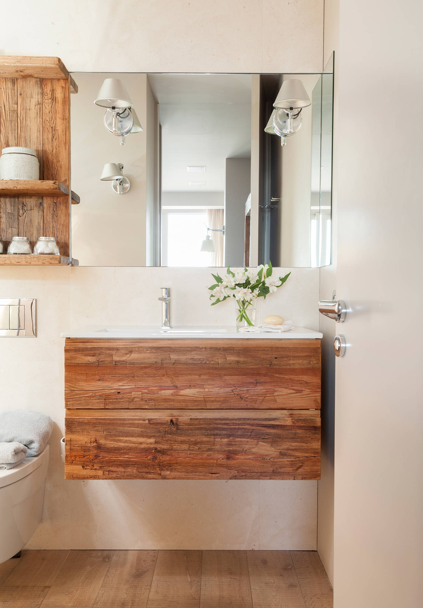 Mueble de baño suspendido y estantería sobre el inodoro realizados en madera.