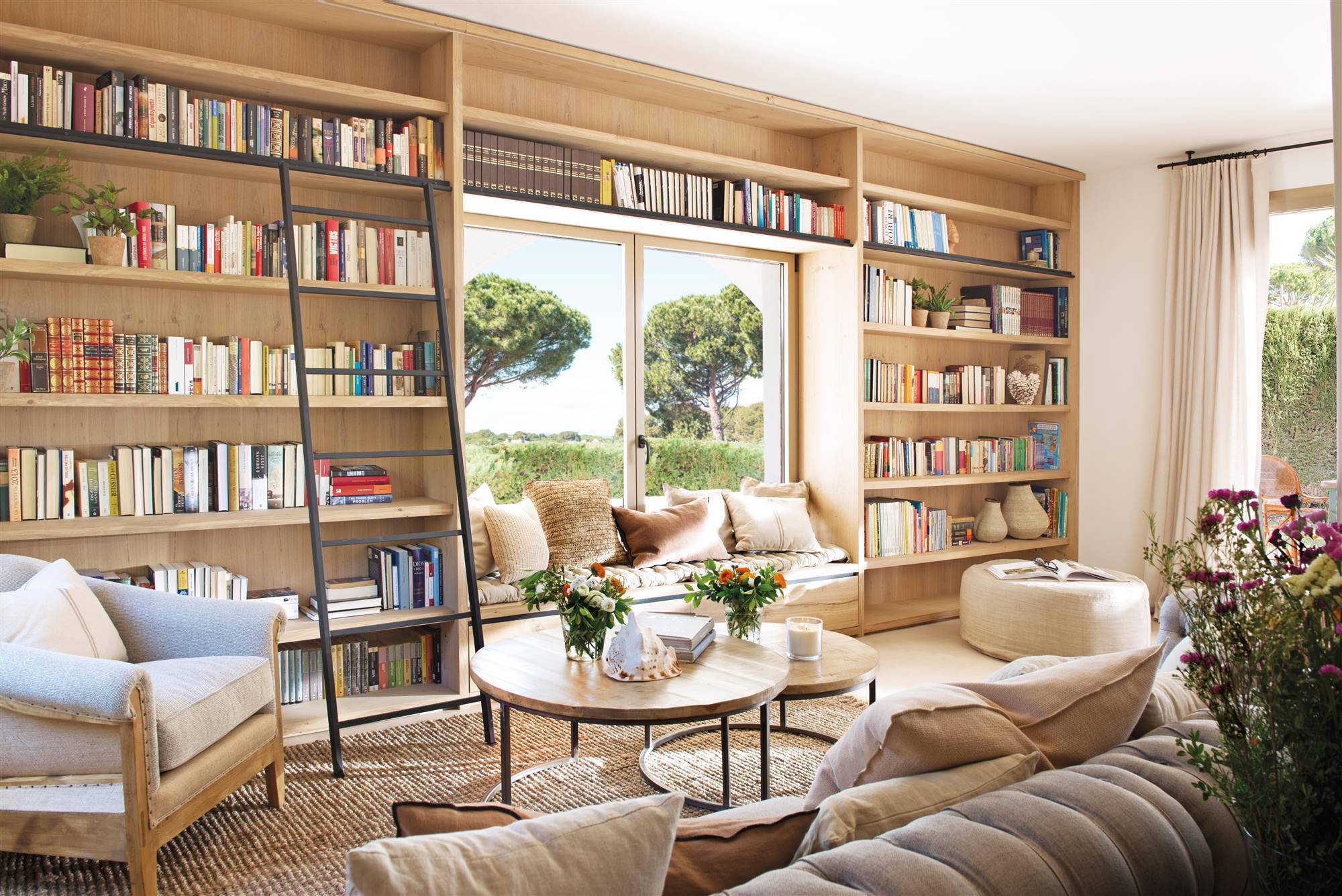 Salón con librería de madera y banco mirador.