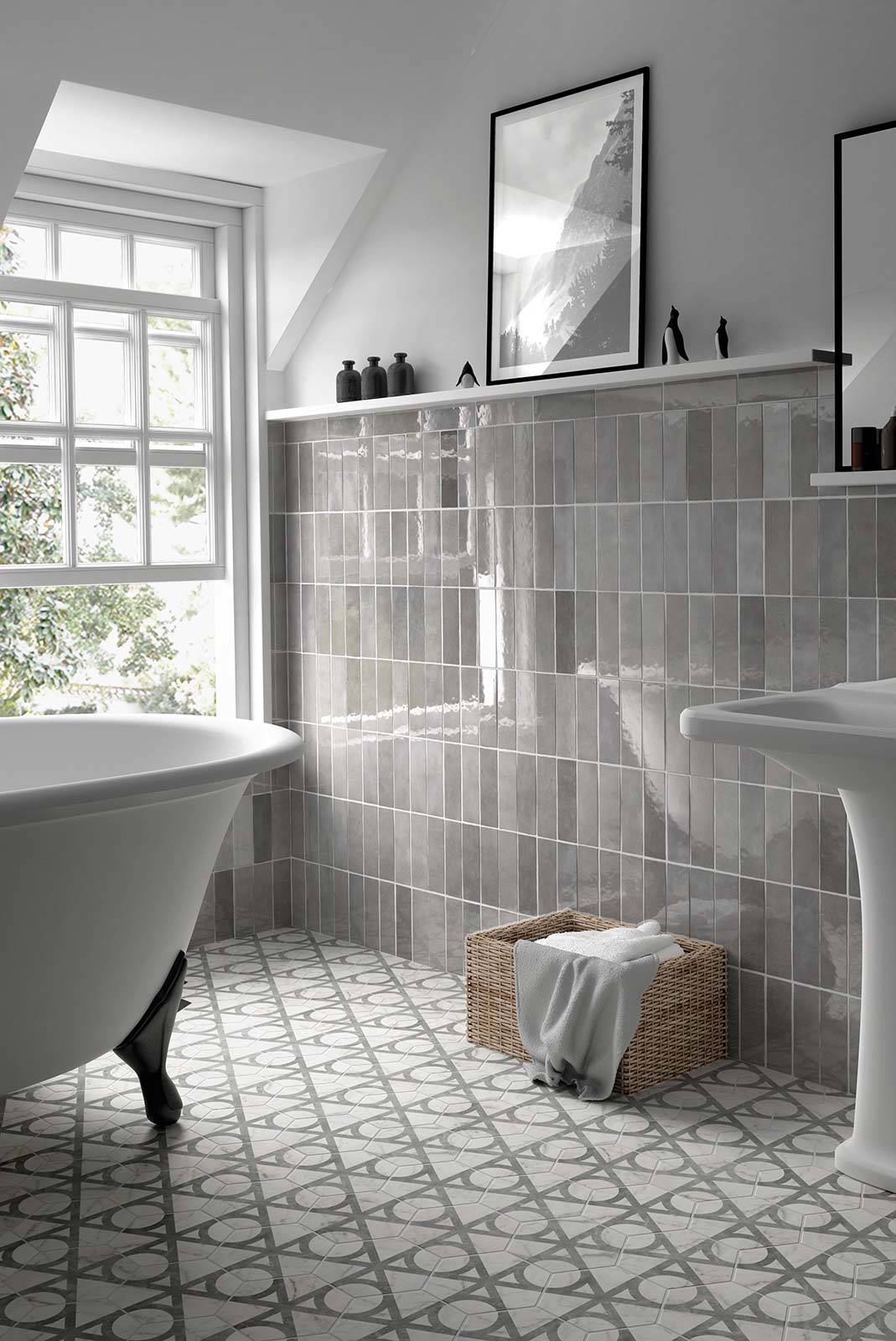 Baño con azulejos rectangulares en la pared y hexagonales en el suelo.