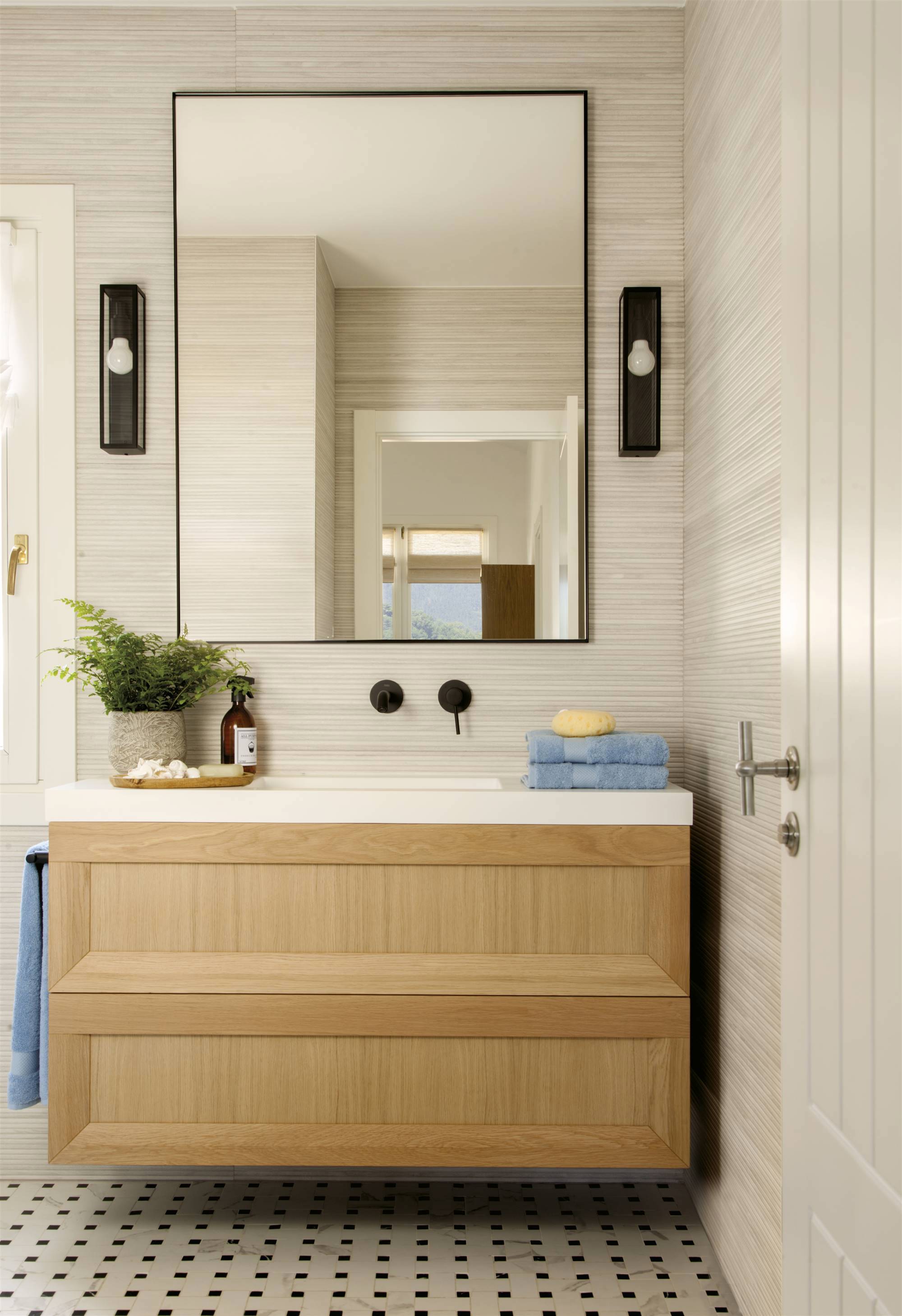 Baño con mueble de madera y espejo rectangular