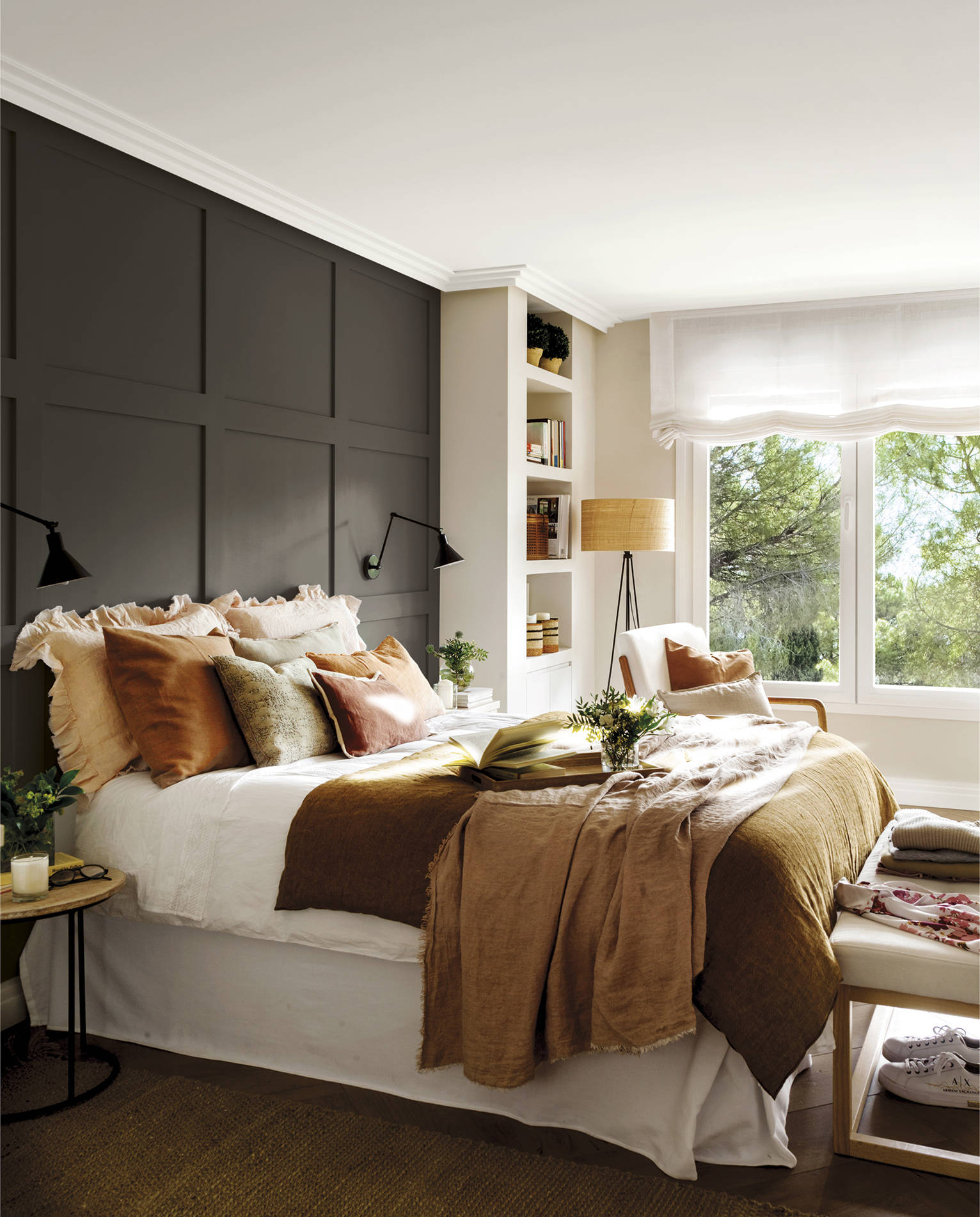 Dormitorio de primavera con cabecero de cuarterones en gris y ropa de cama en tonos cálidos.