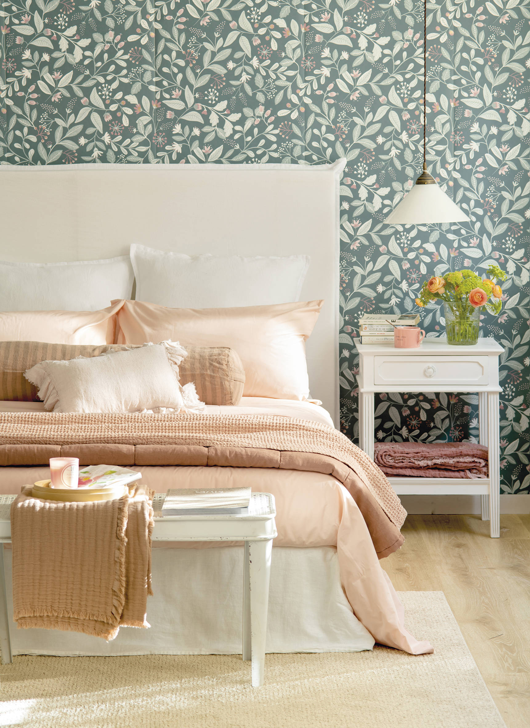 Dormitorio con cabecero de lino blanco y papel pintado vegetal558442