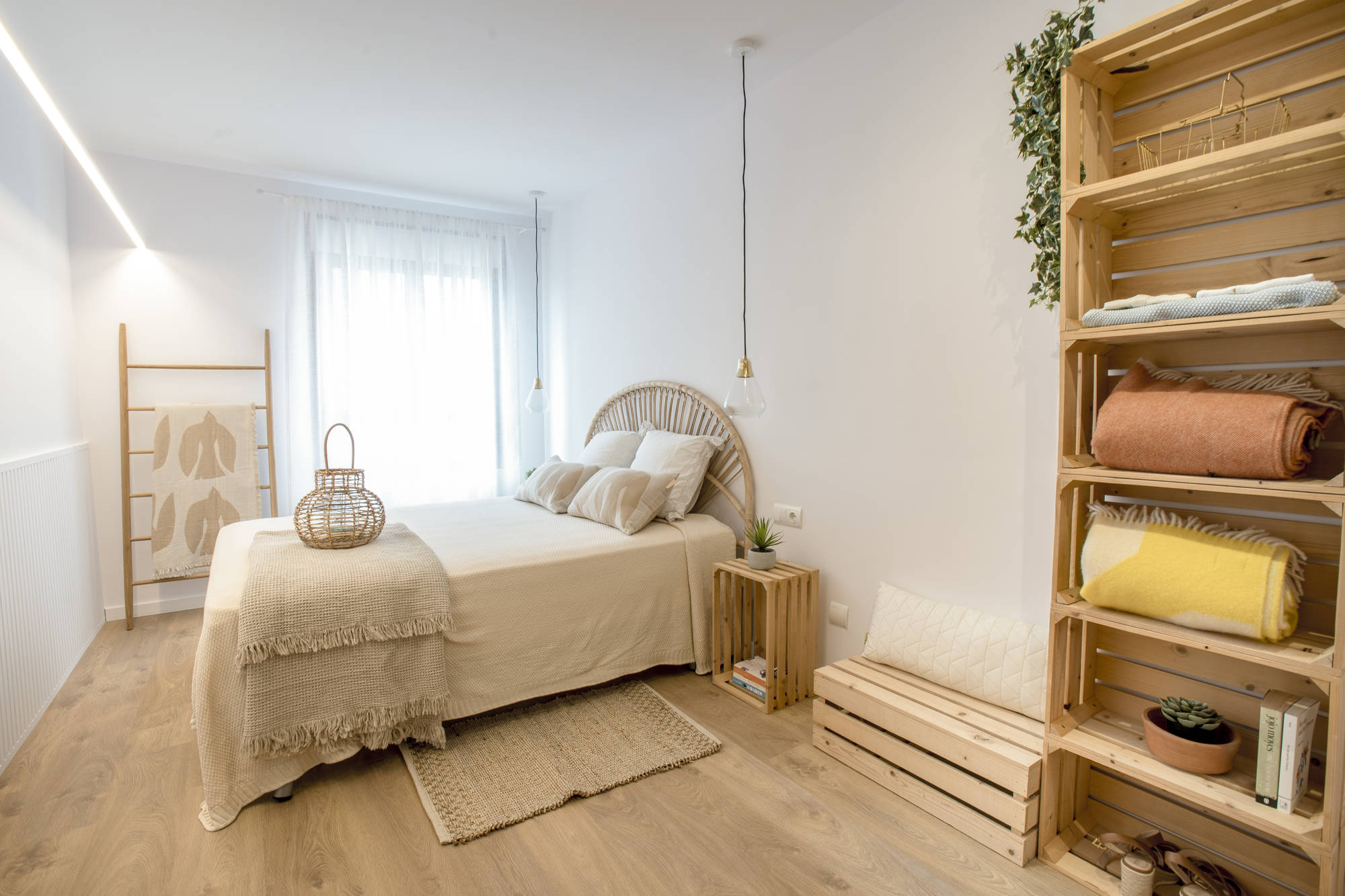 Dormitorio principal con madera y estantería DIY.