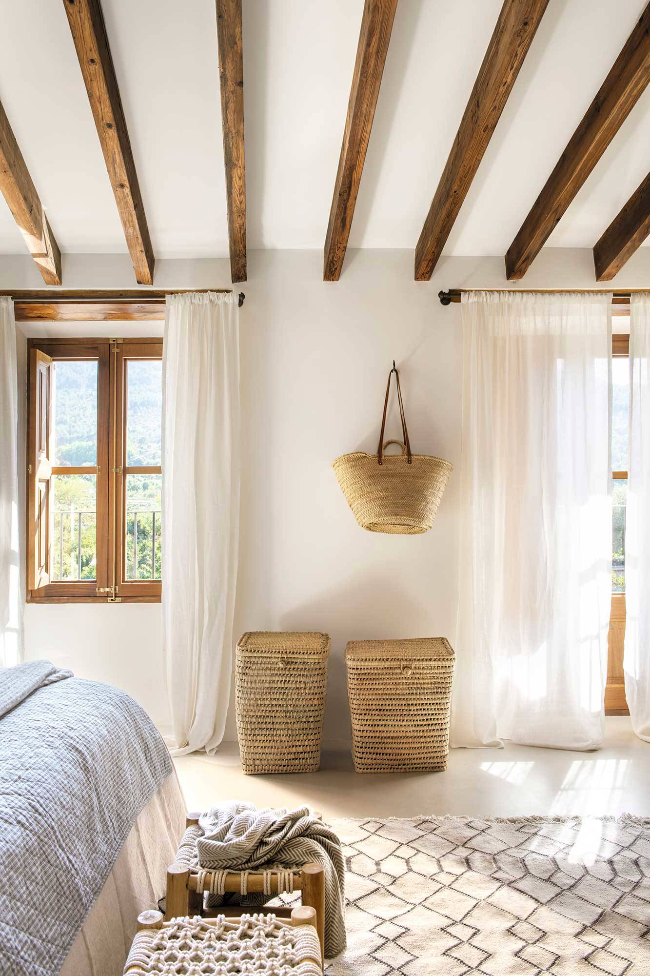 Dormitorio ru´stico con cortinas blancas
