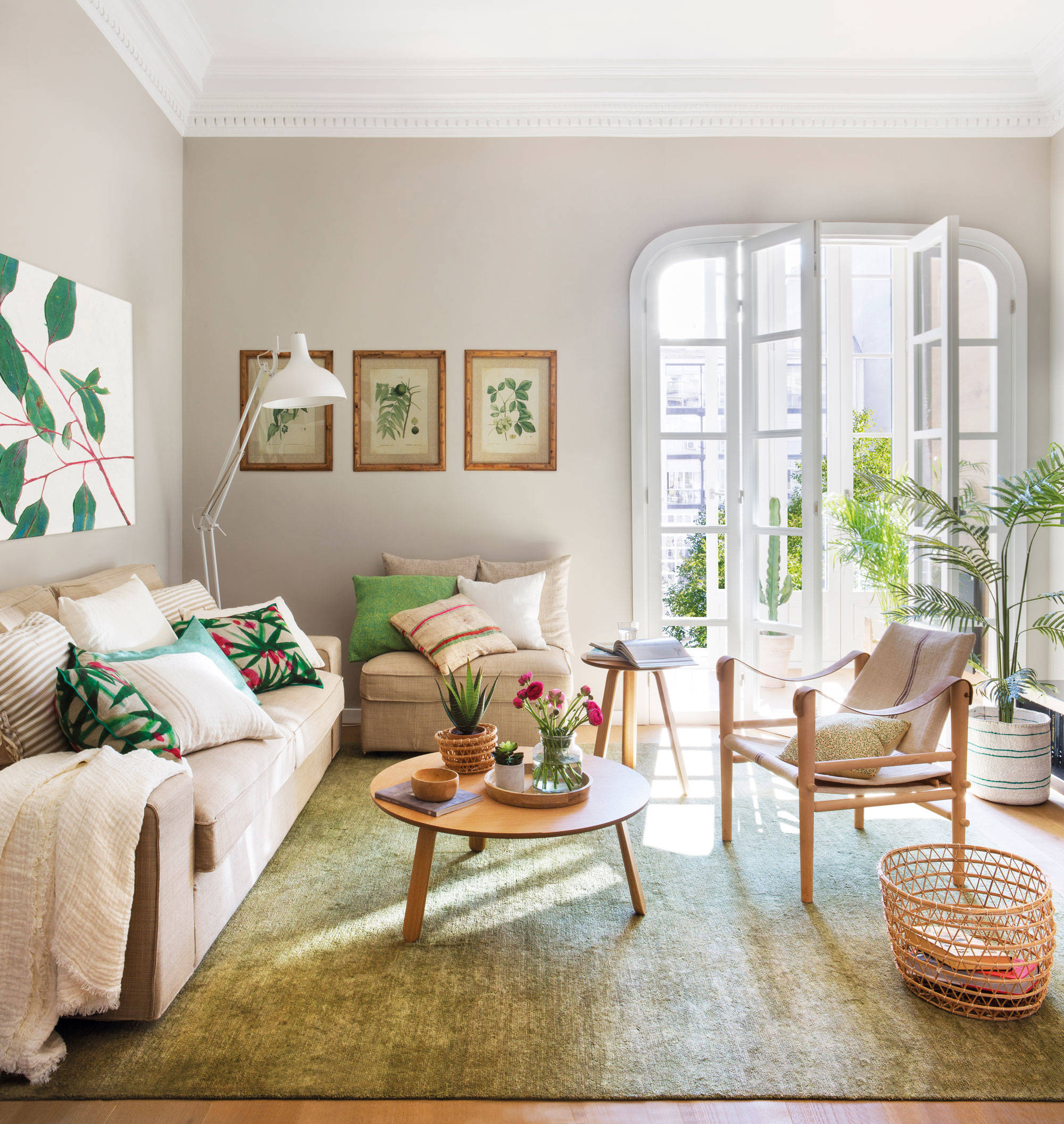 Salón con sofás en color neutro y detalles verdes