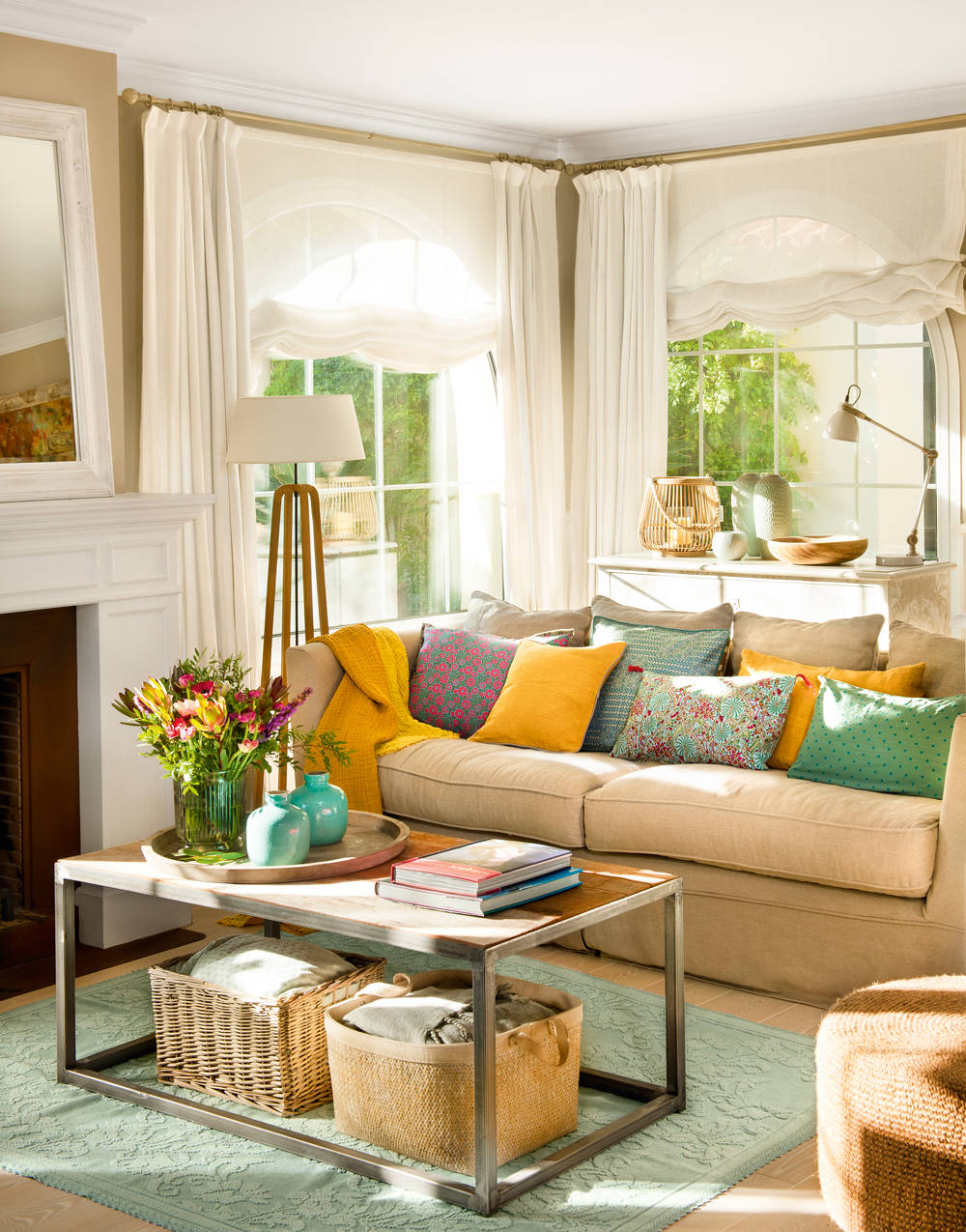 Salón de primavera con cojines de colores sobre sofá.