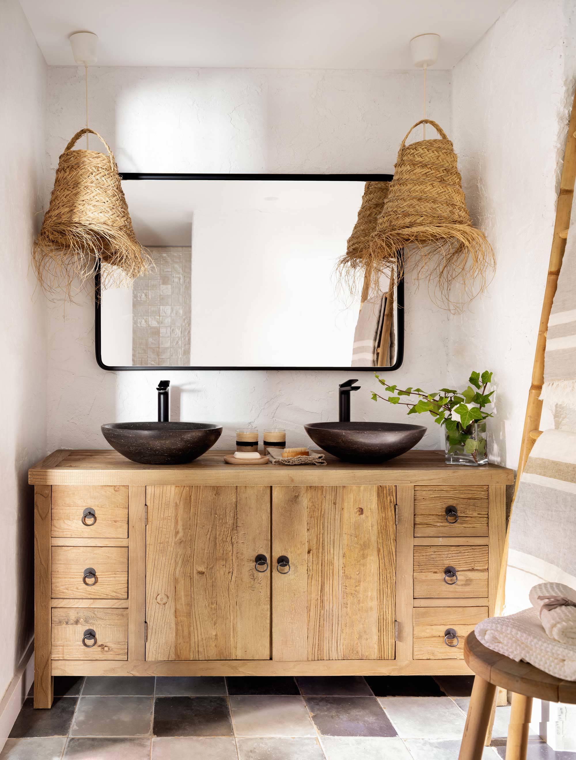 Mueble de lavano de madera y espejo con marco negro en la pared