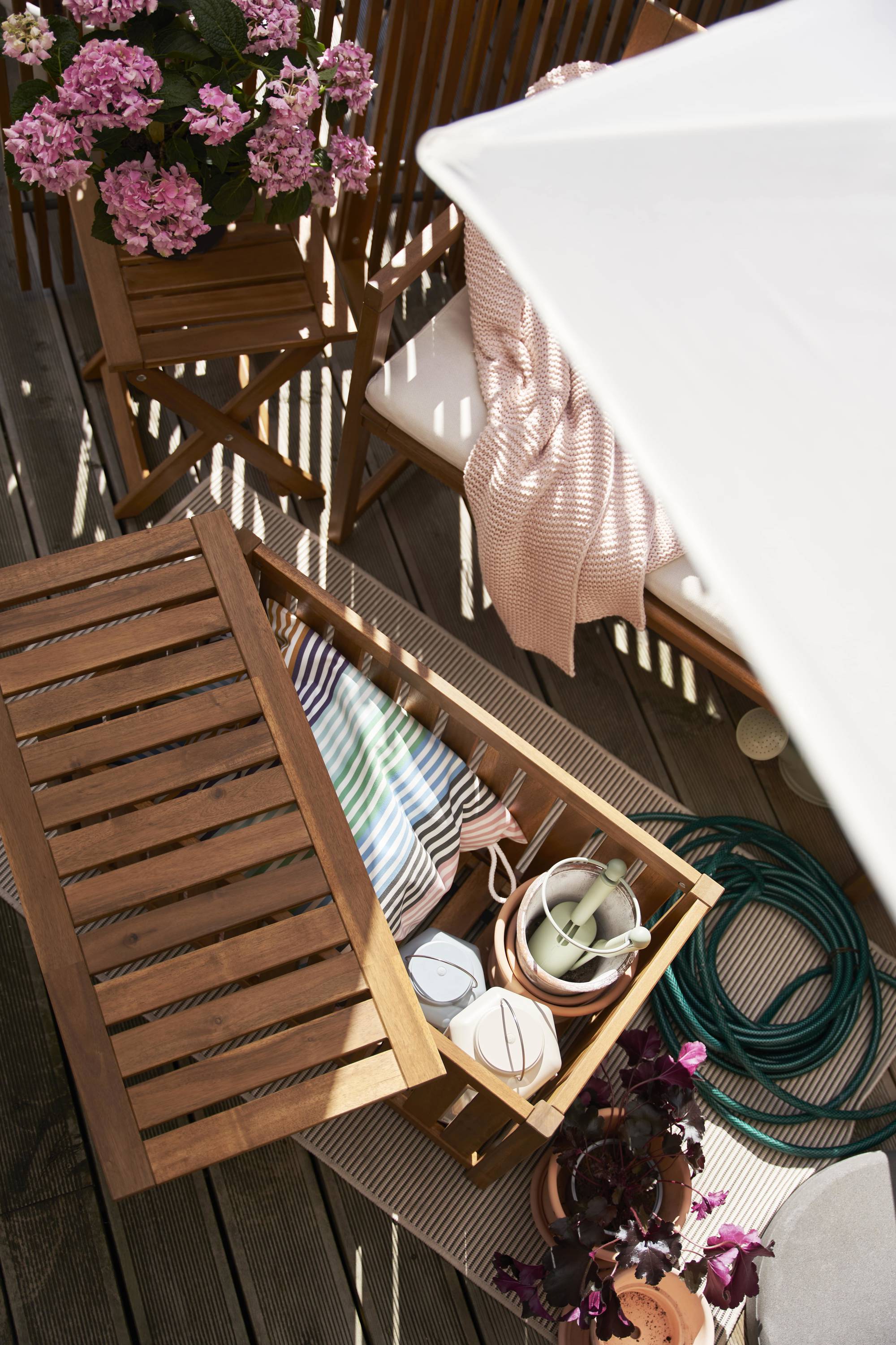 Mesa/baúl con almacenaje de madera en la terraza. 