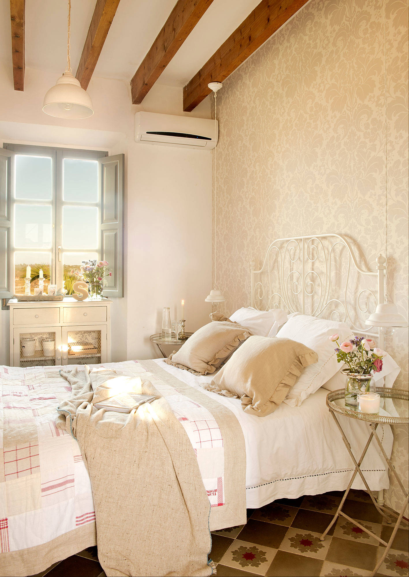 Dormitorio con cabecero de forja blanco y suelo de mosaico hidráulico 0378454 Ob