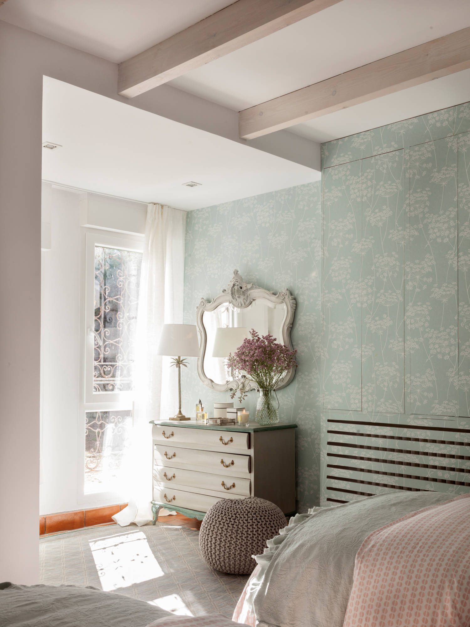Dormitorio con cubre radiador camuflado con papel pintado.
