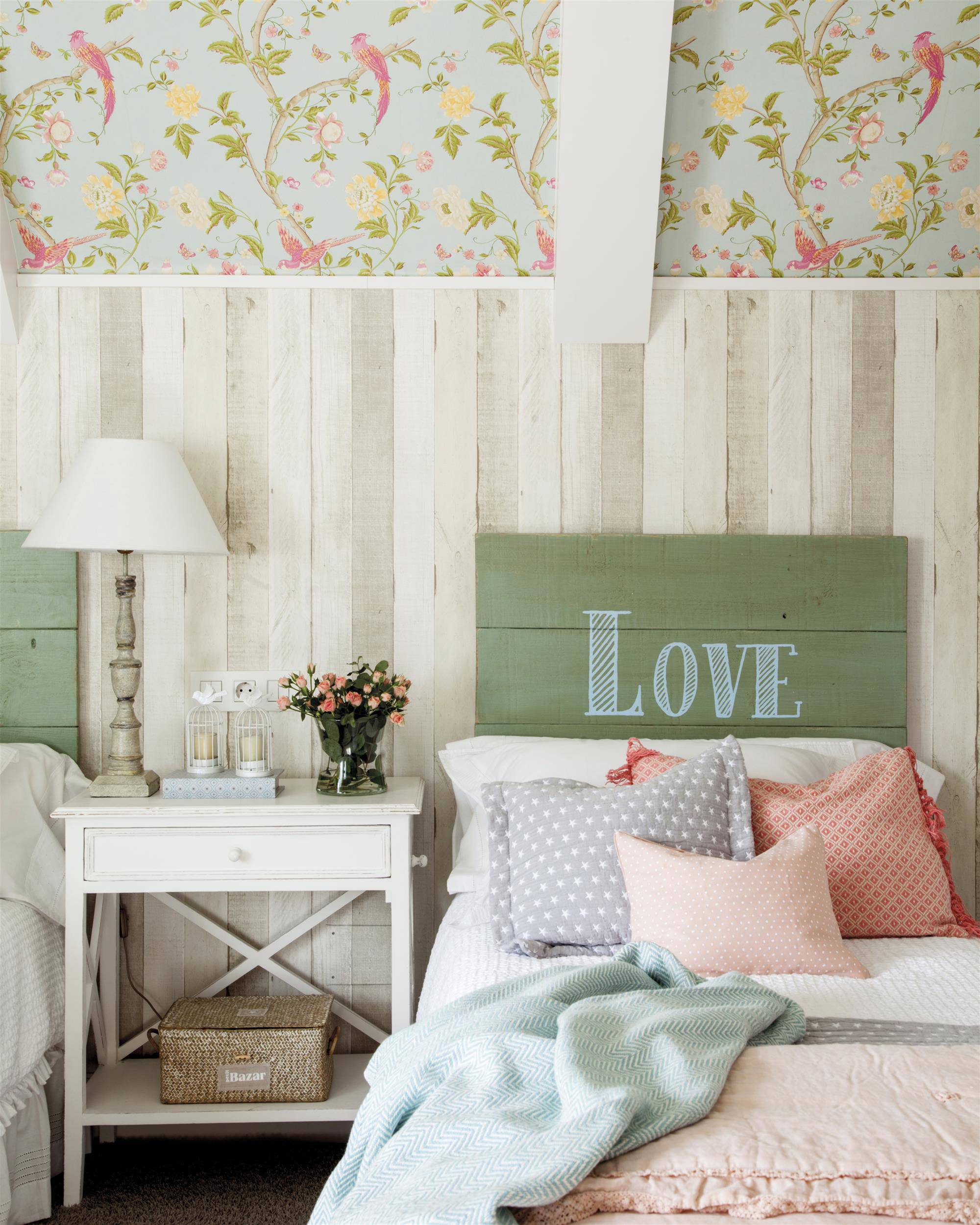 Decorar habitación infantil con cabeceros de madera y papel pintado floral.
