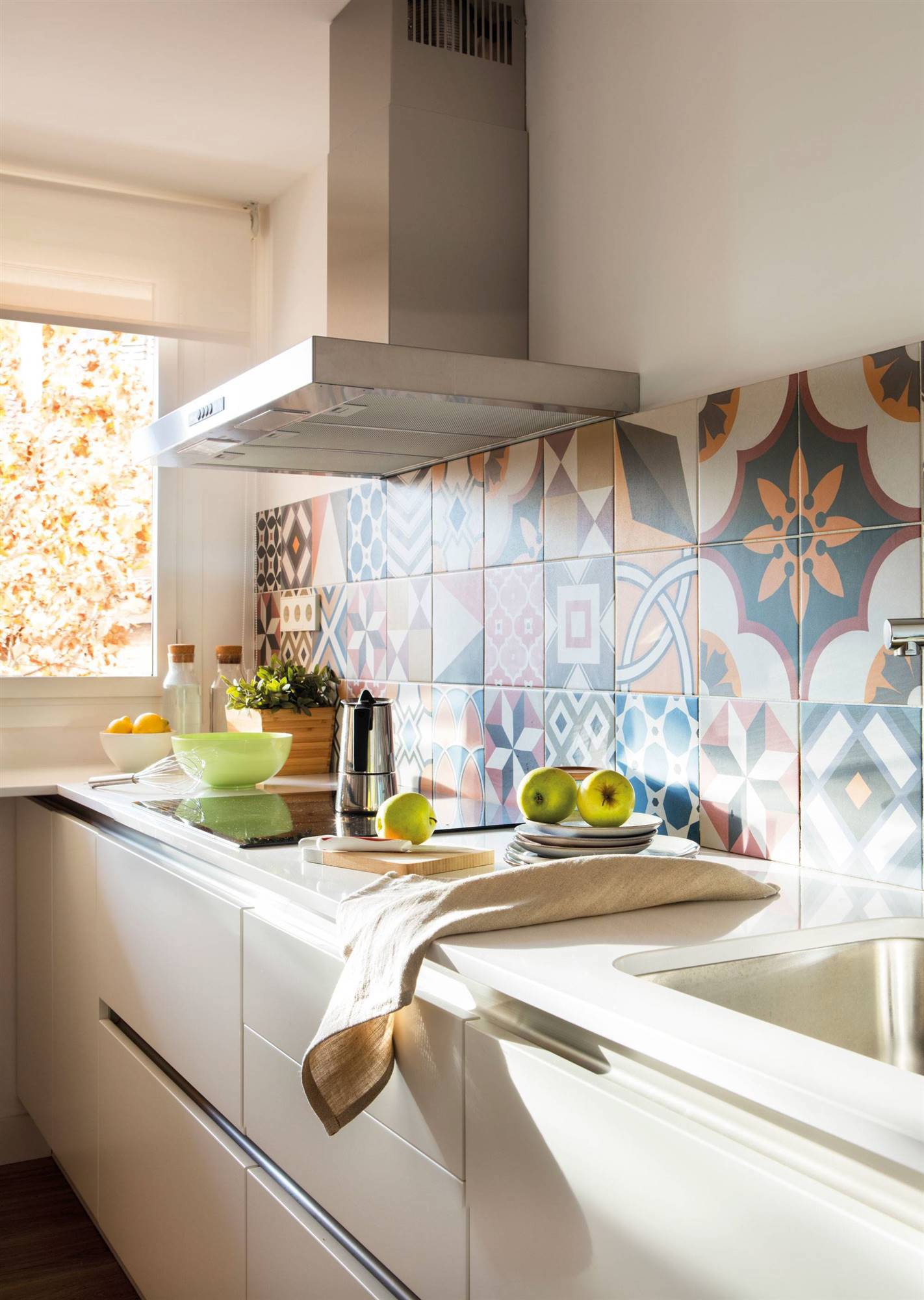 Cocina moderna con azulejos.