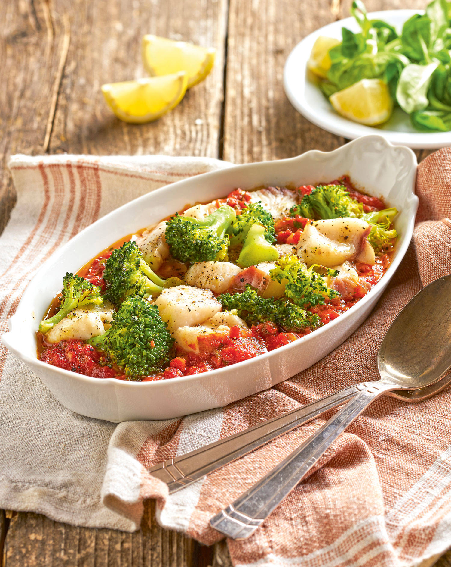 Brócoli con pescado al horno y salsa de tomate.