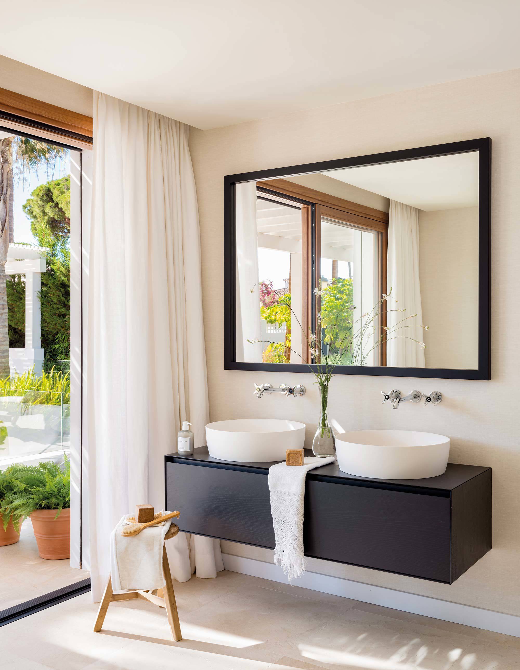 Baño moderno con mueble de lavabo suspendido de color negro.