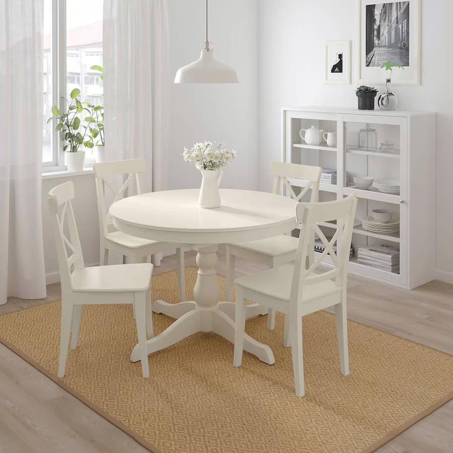 Mesa de comedor redonda blanca de IKEA. 
