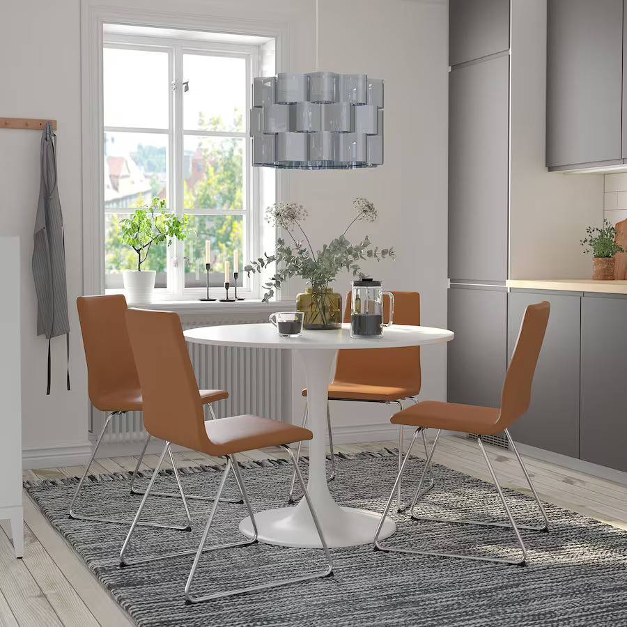 Mesa de comedor redonda moderna de IKEA. 