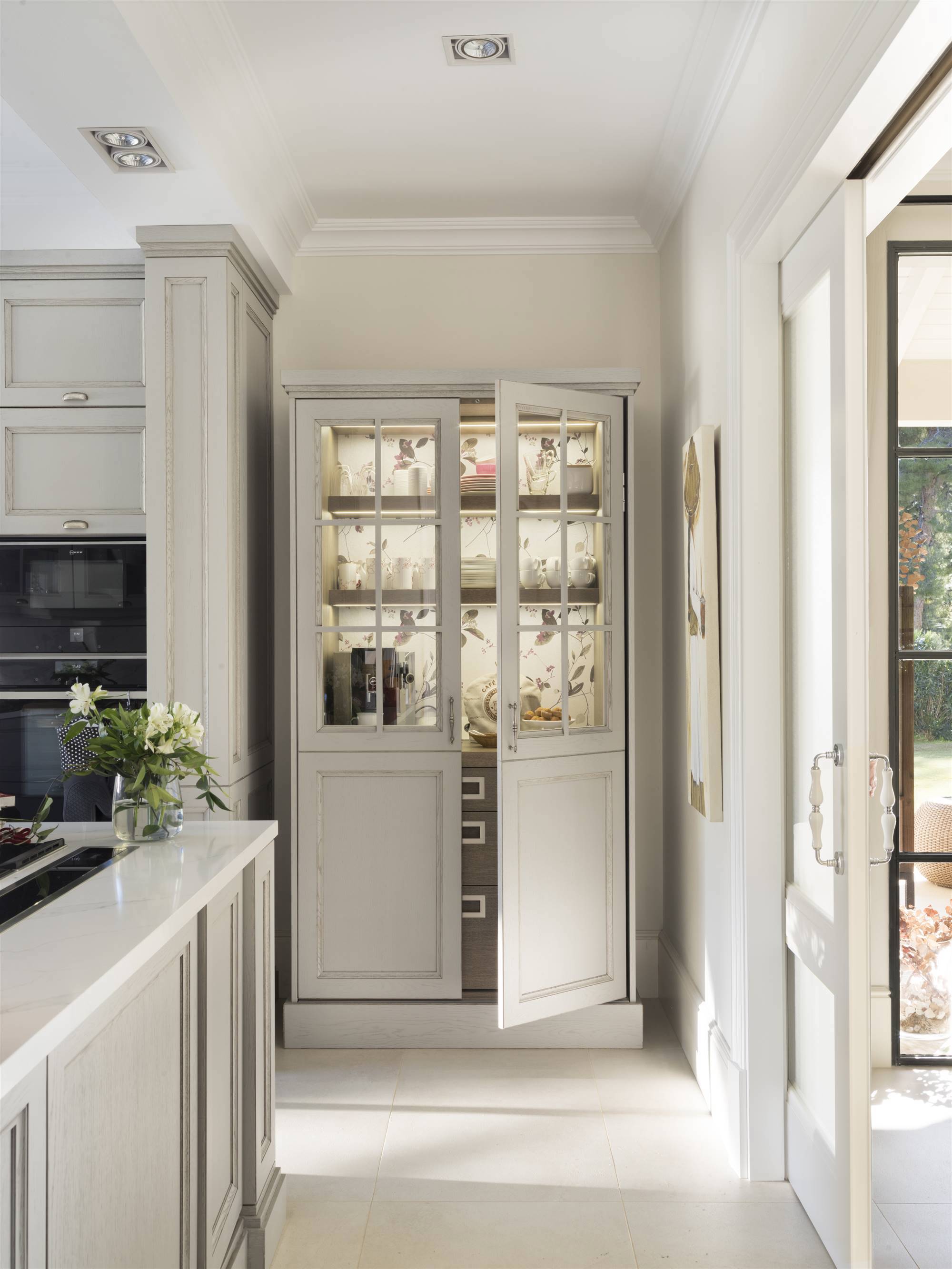 Alacena de cocina con puertas escamoteables e iluminación interior. 