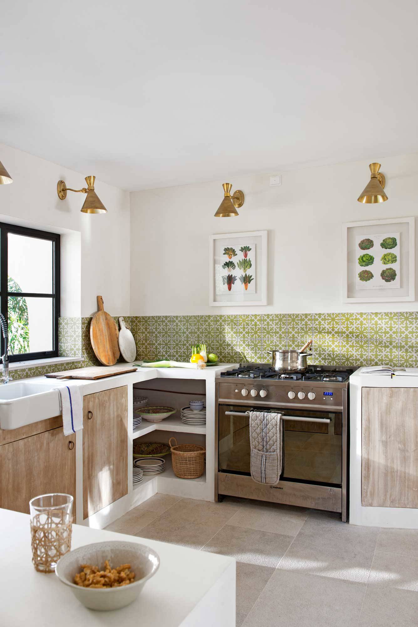 Cocina con muebles de obra y salpicadero de azulejos verdes con dibujos geométricos