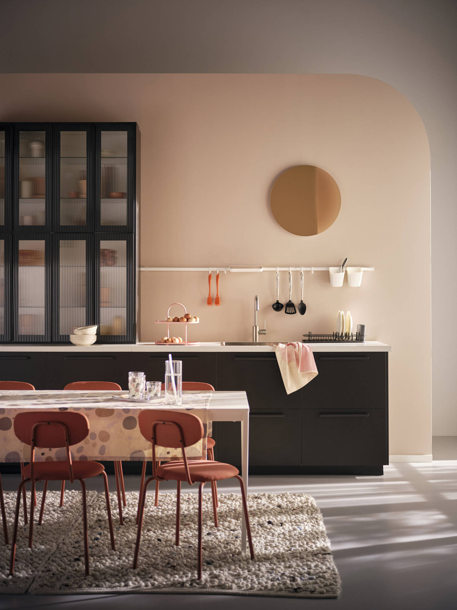 Una cocina con la nueva colección de verano de IKEA 2023.