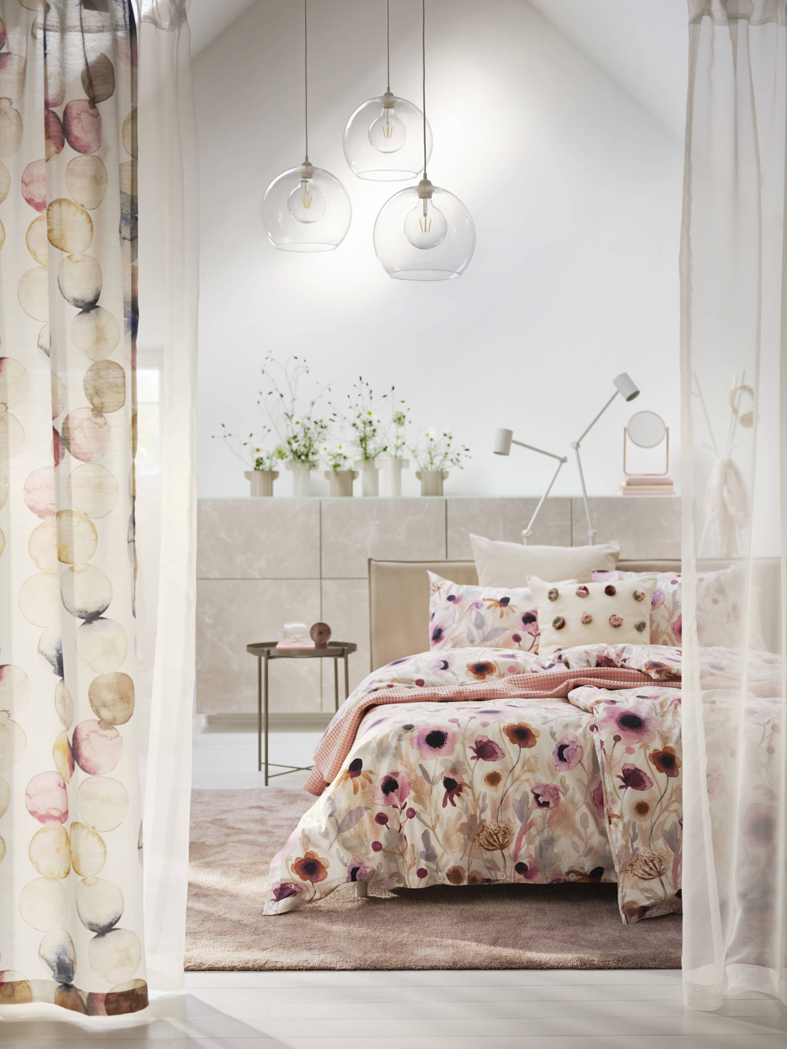Dormitorio con ropa de cama LÖNNHÖSTMAL y cortinas SÄCKMAL de IKEA.