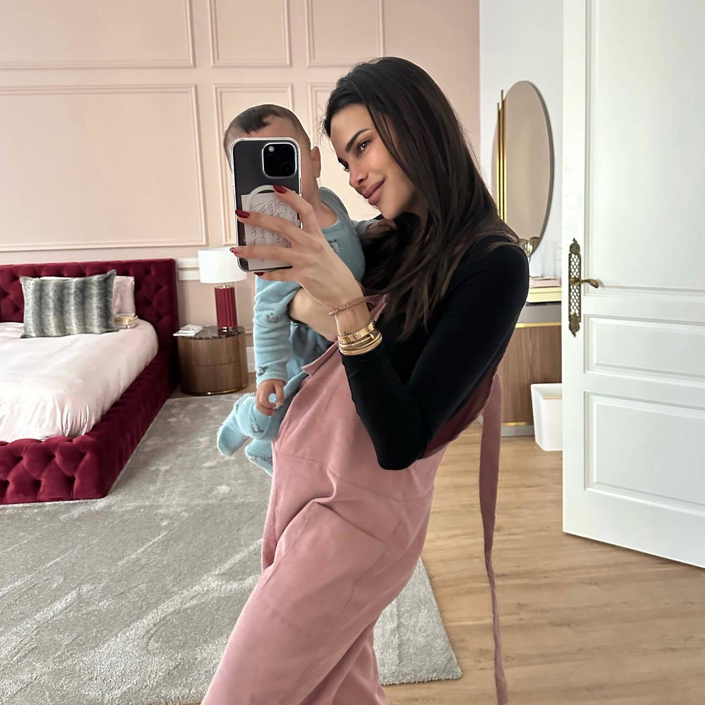 Carla Barber muestra el dormitorio de su casa en Instagram.