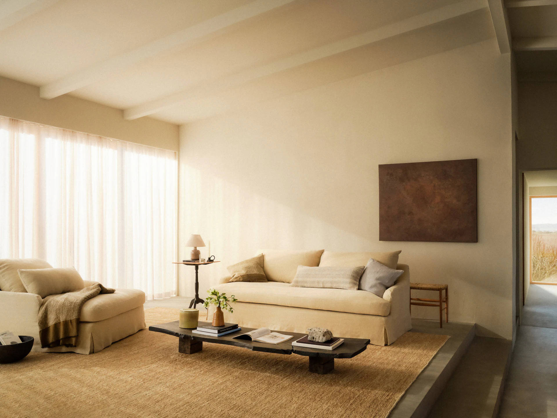 Salón con sofá y sillón tapizados en lino, de Zara Home. 