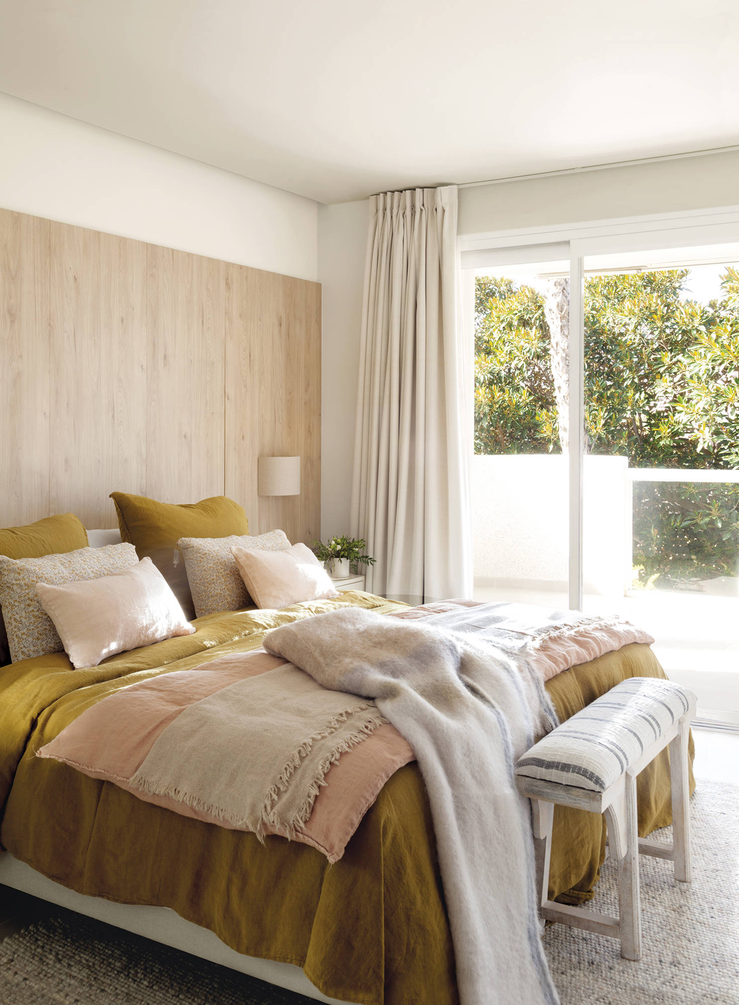 Dormitorio ca´lido con cabecero de madera de la lectora Laura en Alicante