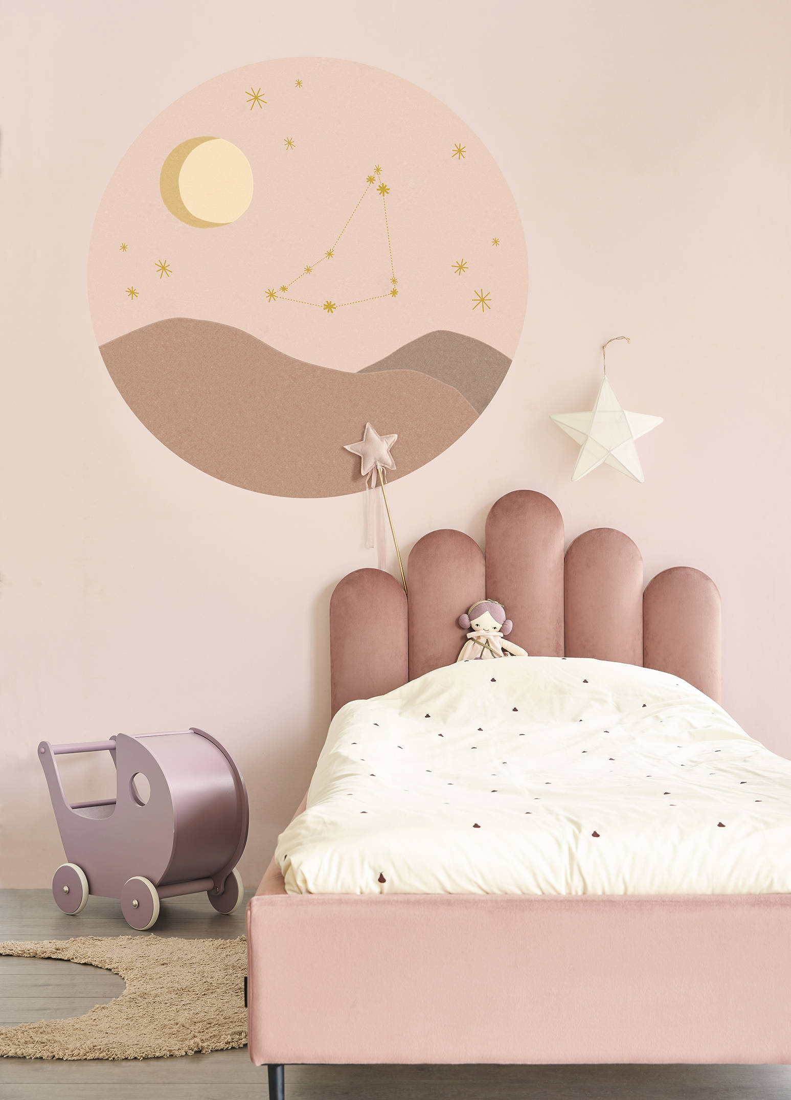 Dormitorio infantil con papel pintado Star Sign Circle Rose, de Eijffinger.