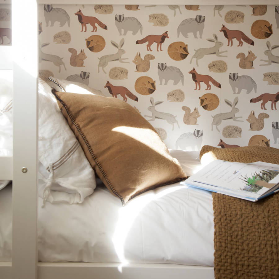 Dormitorio infantil con papel pintado de animales