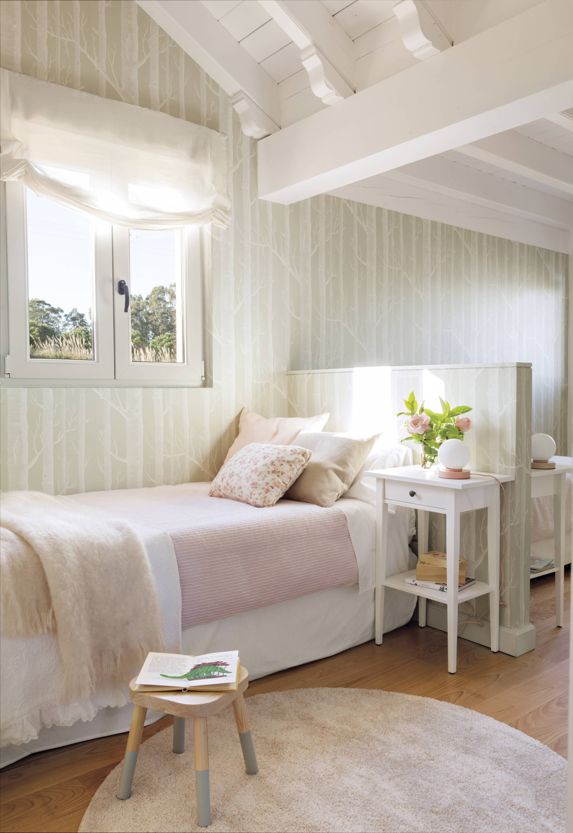Dormitorio infantil con papel pintado de árboles